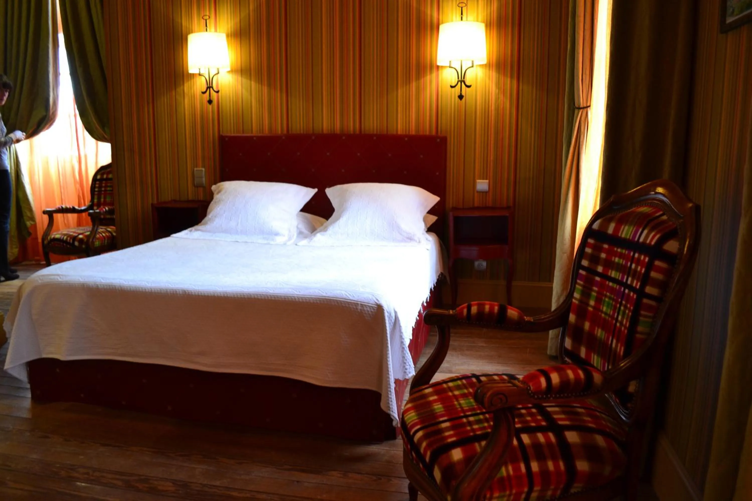 Bed in Demeure Saint Louis Historic manor, City 700m, free parking,A C,Clim,WIFI, city view, Garden