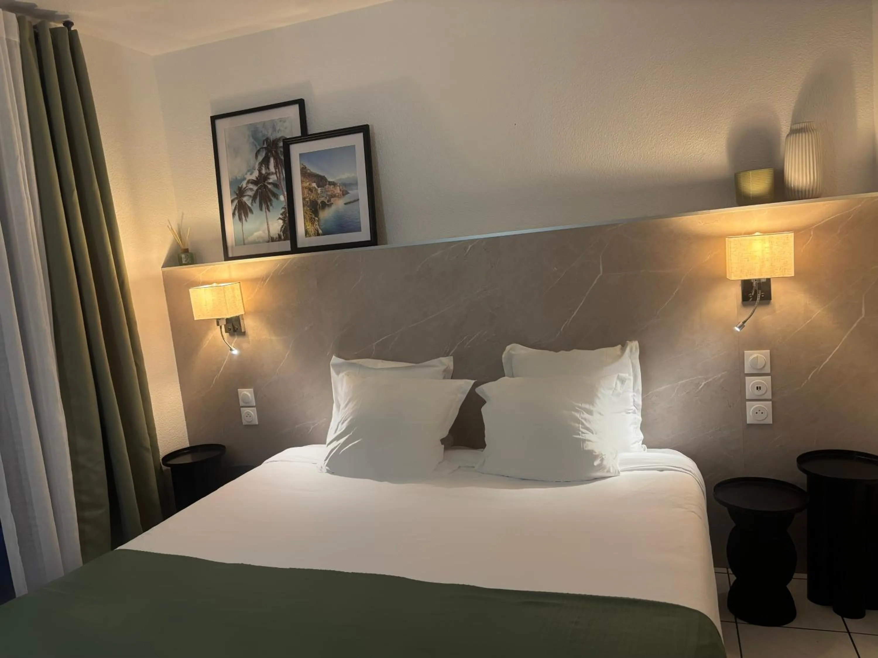 Bedroom, Bed in Acapella Hotel