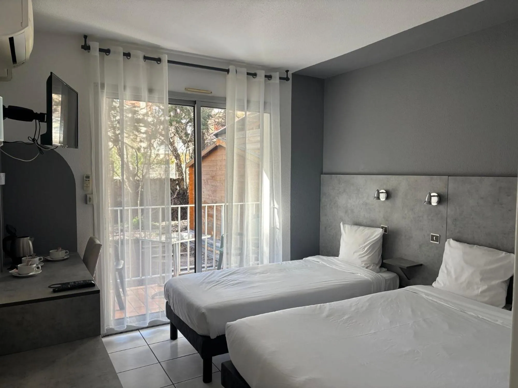 Photo of the whole room, Bed in Acapella Hotel