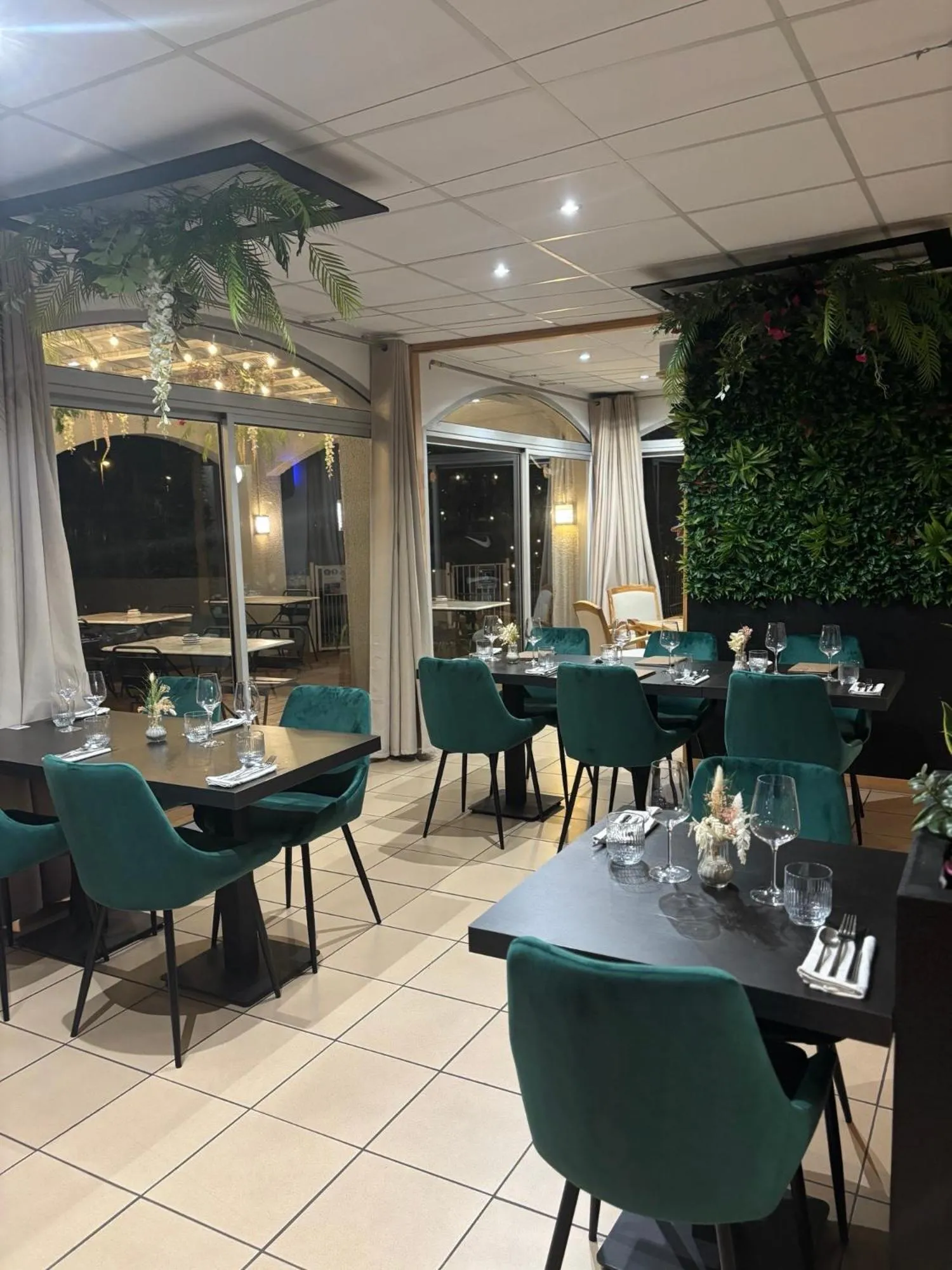 Restaurant/places to eat in Acapella Hotel