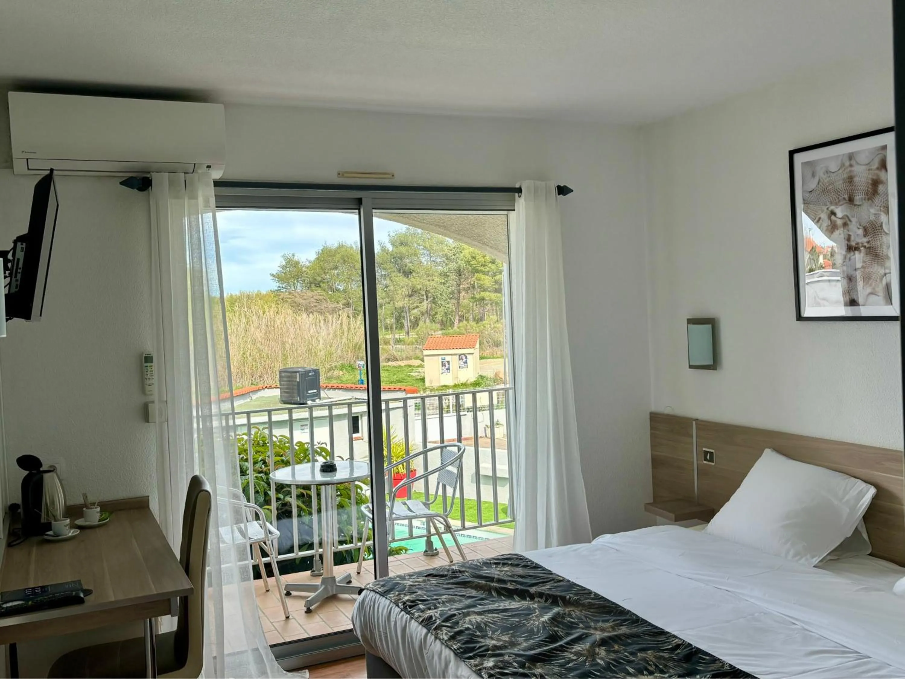 Photo of the whole room, Bed in Acapella Hotel