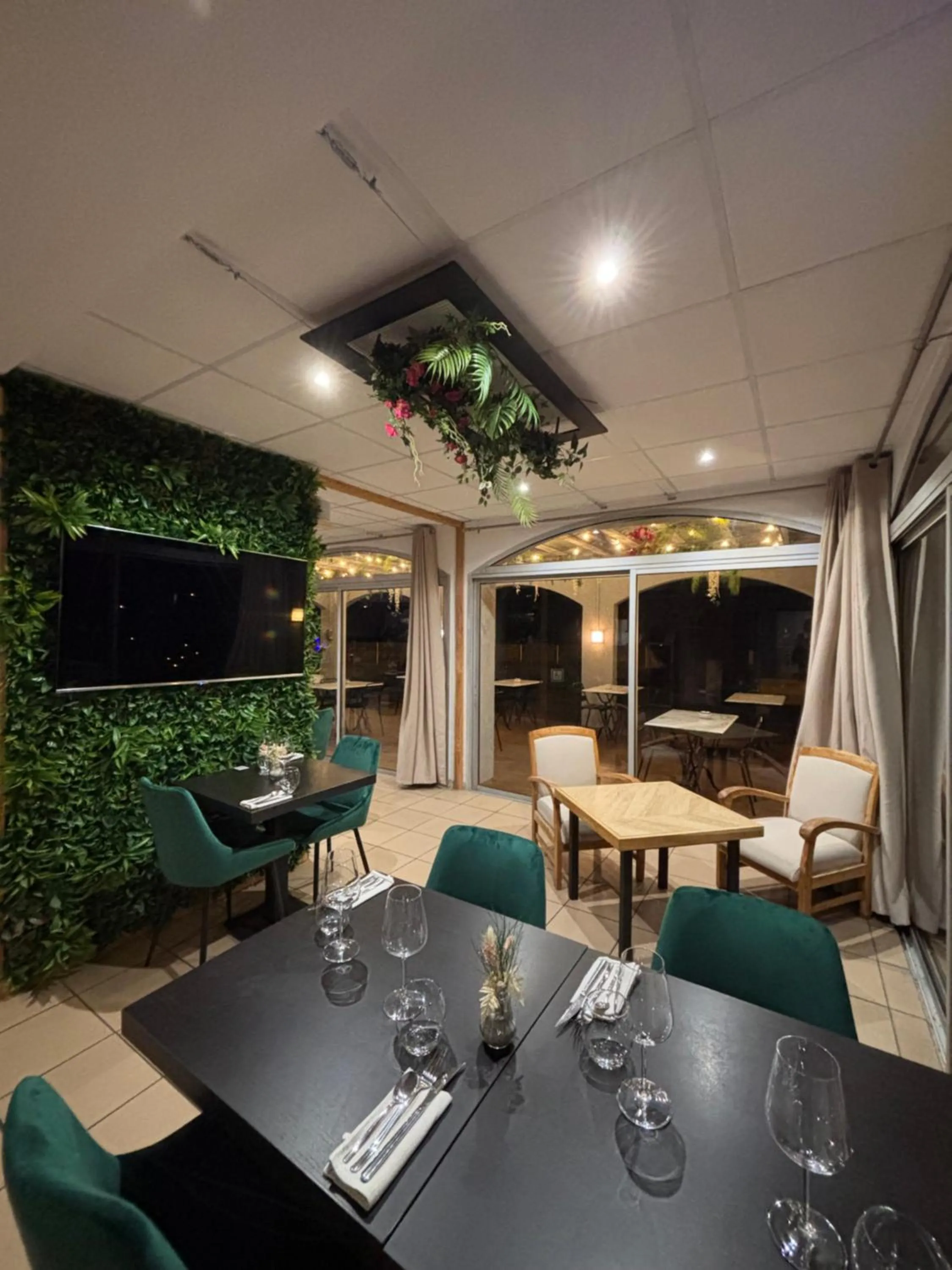 Restaurant/places to eat in Acapella Hotel