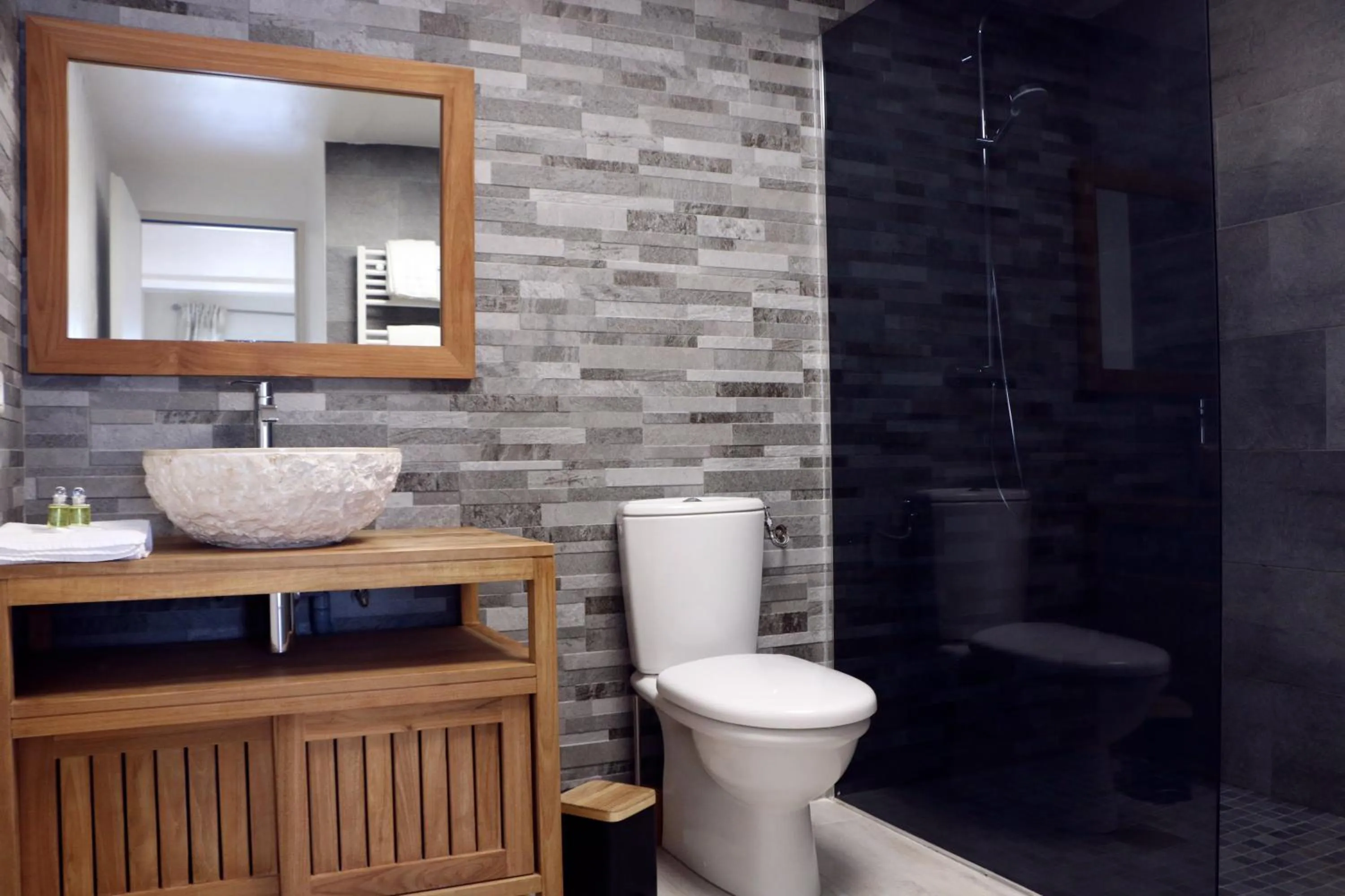 Bathroom in Hôtel Castel d'Orcino