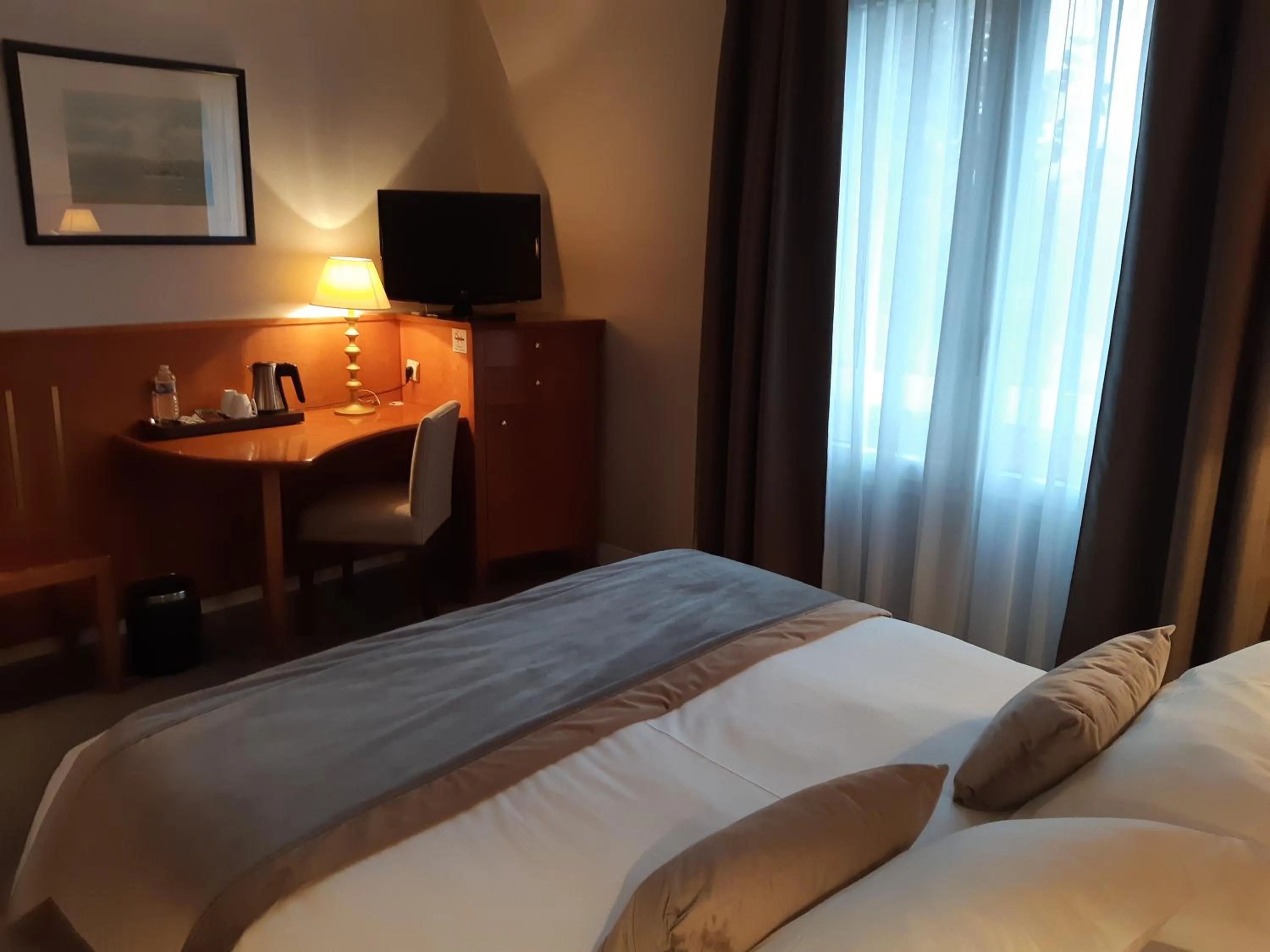 Bedroom, Bed in Hôtel & Restaurant Le Relais d'Aumale