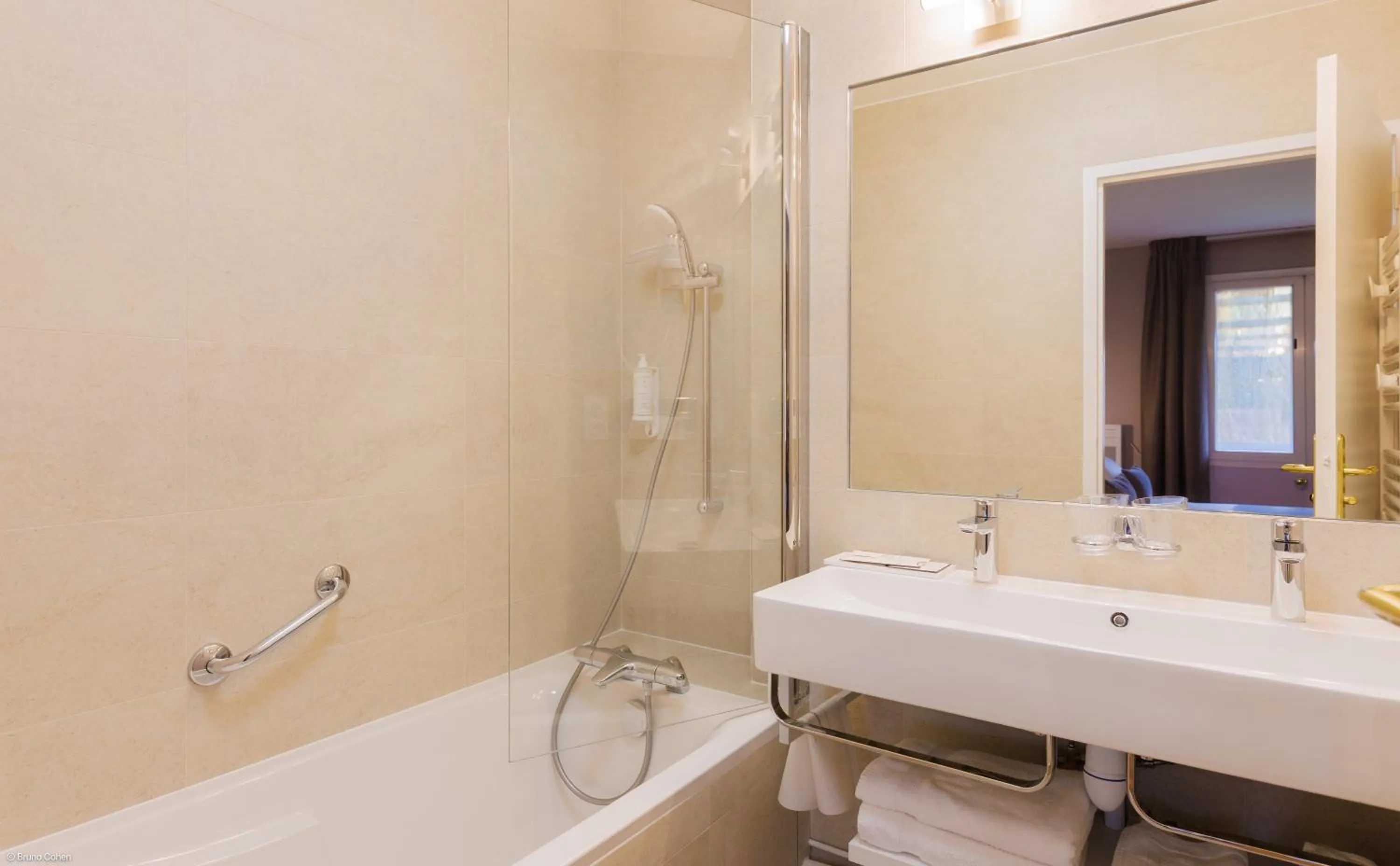 Bathroom in Hôtel & Restaurant Le Relais d'Aumale