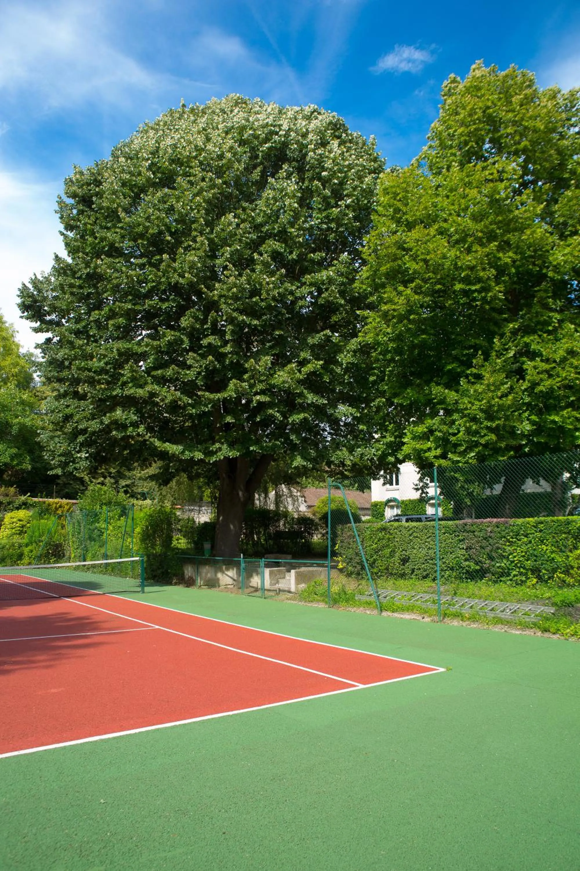 Tennis court in Hôtel & Restaurant Le Relais d'Aumale
