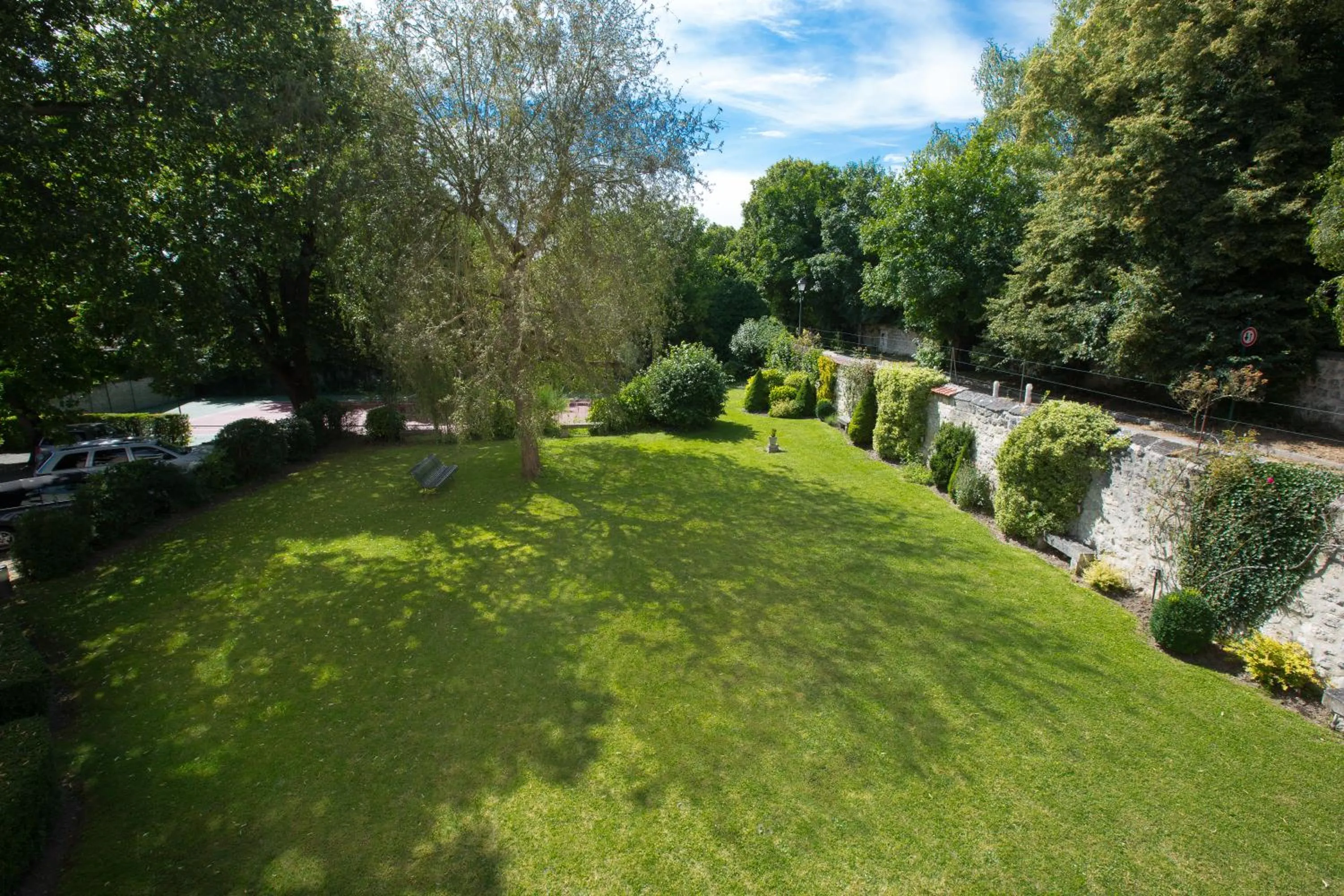 Garden in Hôtel & Restaurant Le Relais d'Aumale