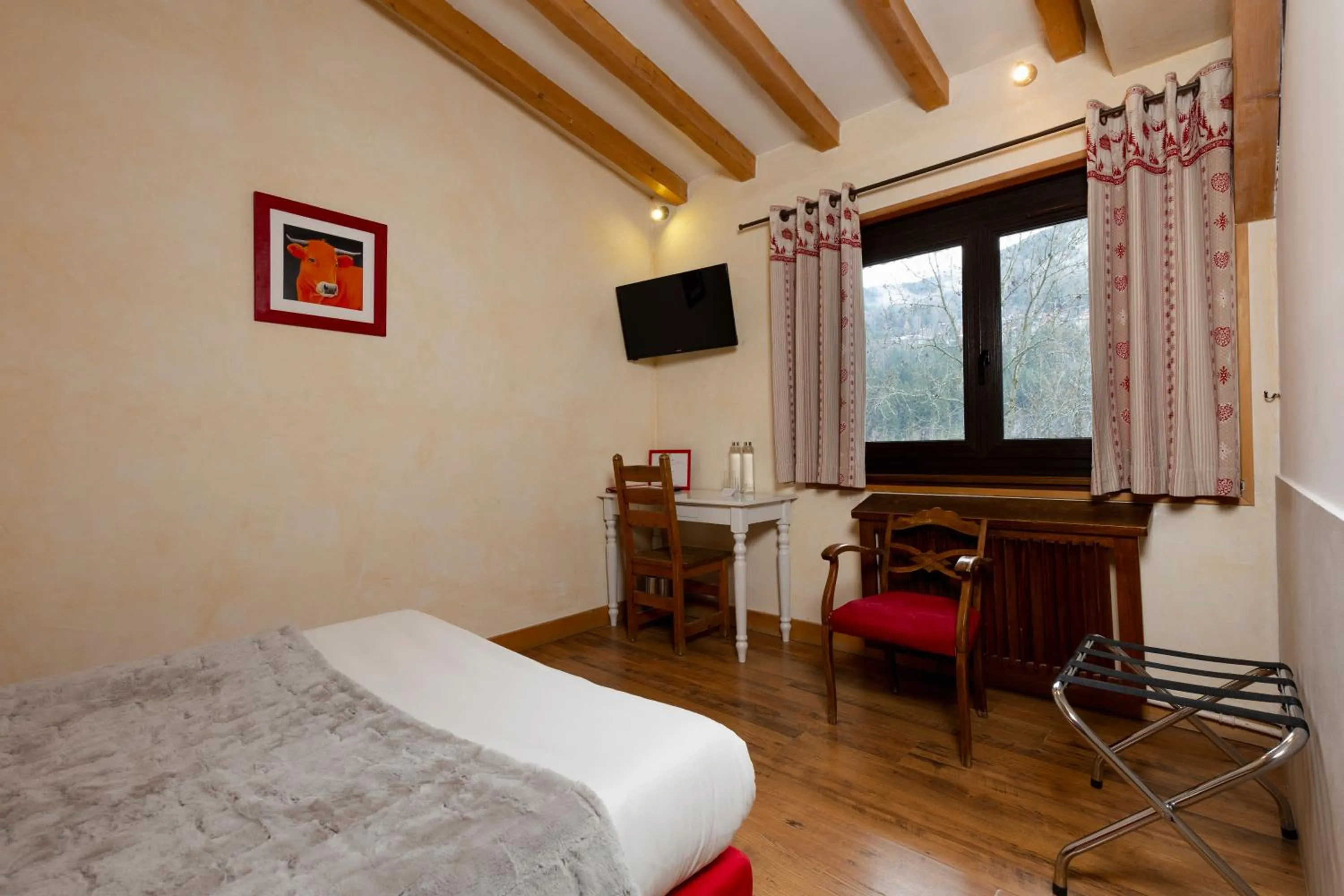 Photo of the whole room, Bed in Le Saint Antoine