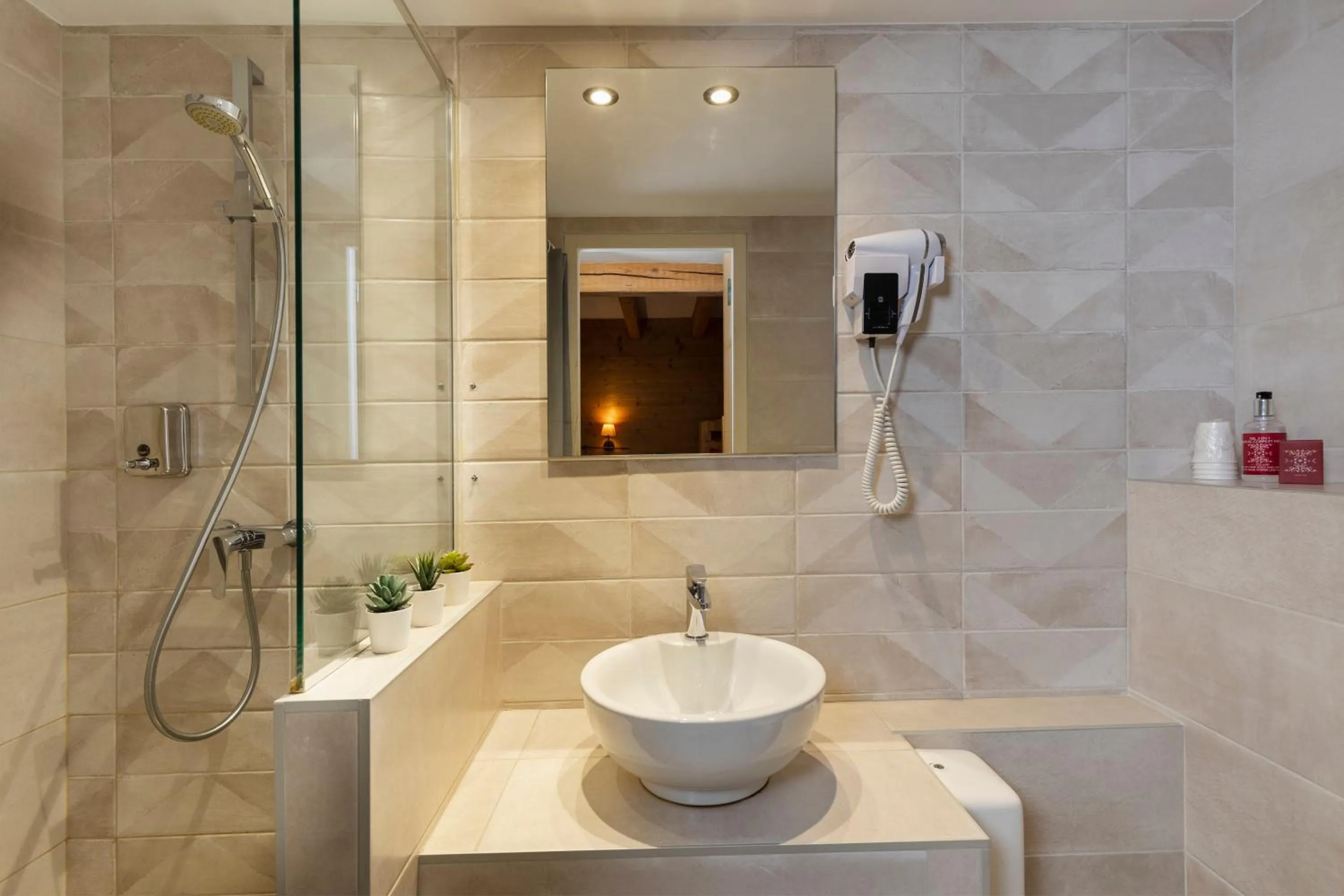 Shower in Le Saint Antoine