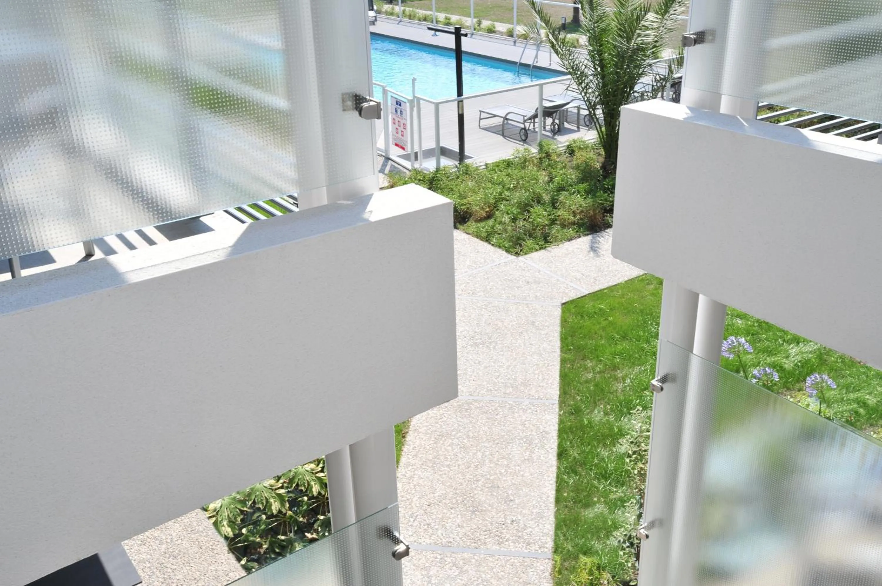 Pool view in Hotel Eden Park Pau Est, avec Piscine