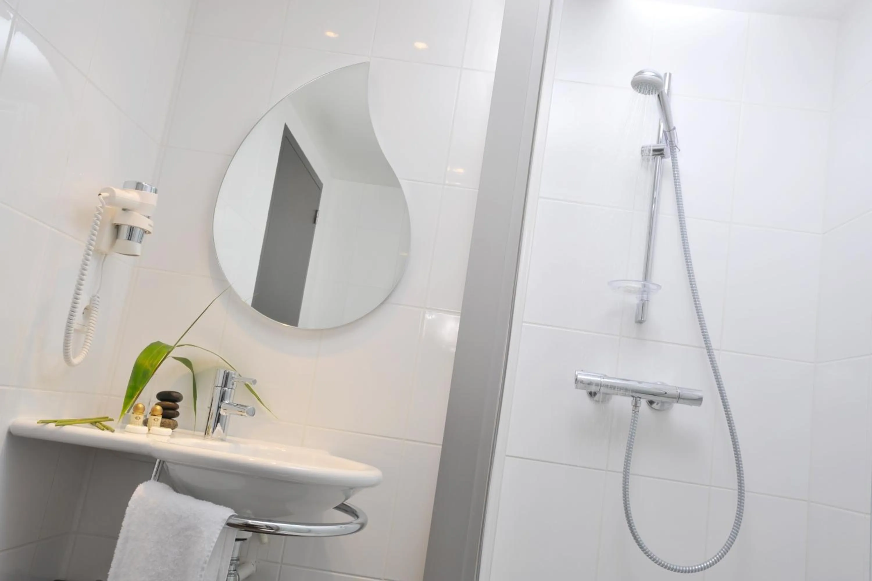 Bathroom in Hotel Eden Park Pau Est, avec Piscine