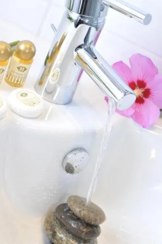 Bathroom in Hotel Eden Park Pau Est, avec Piscine
