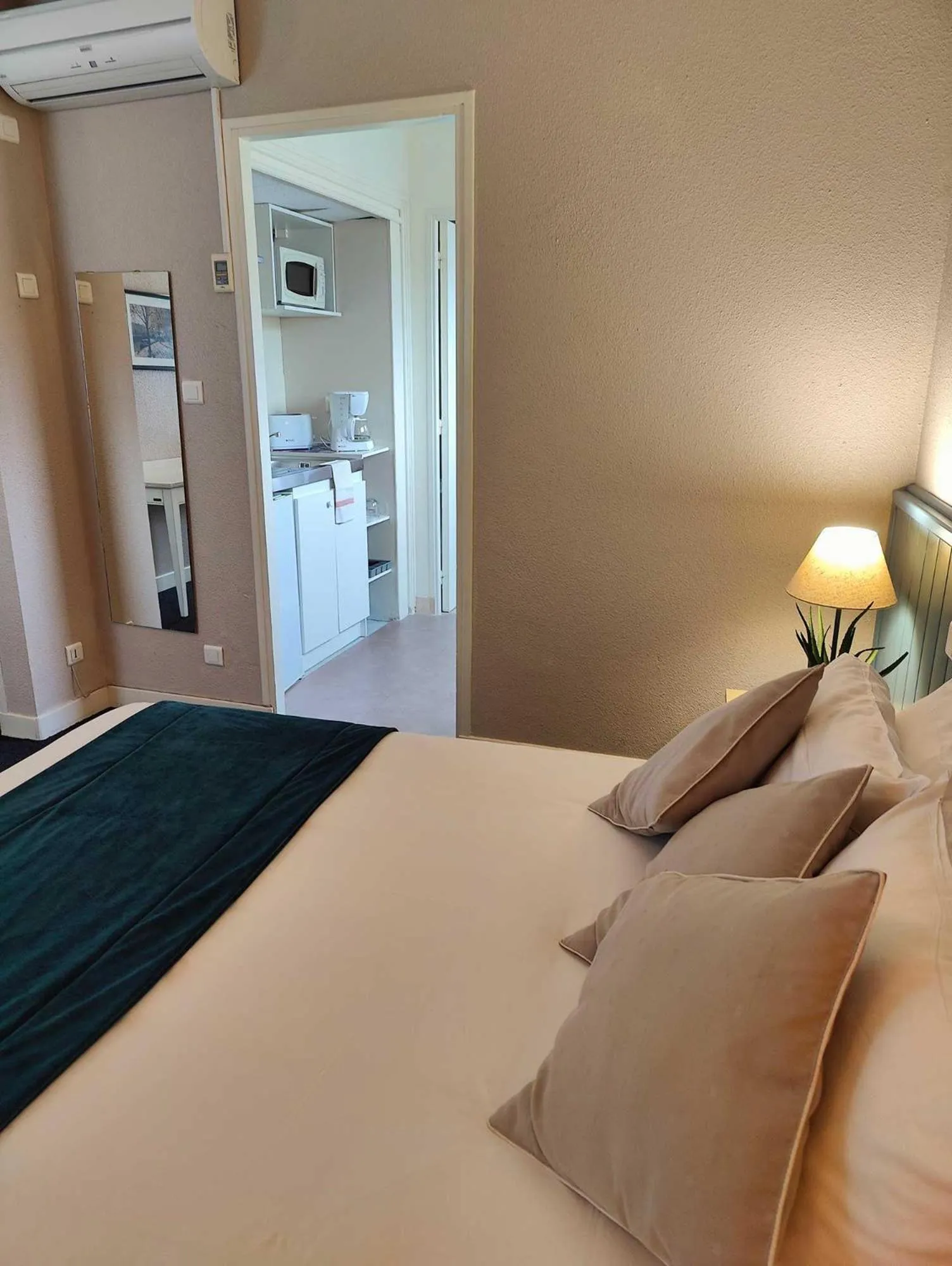 Kitchen or kitchenette in Logis Hôtel Cartier