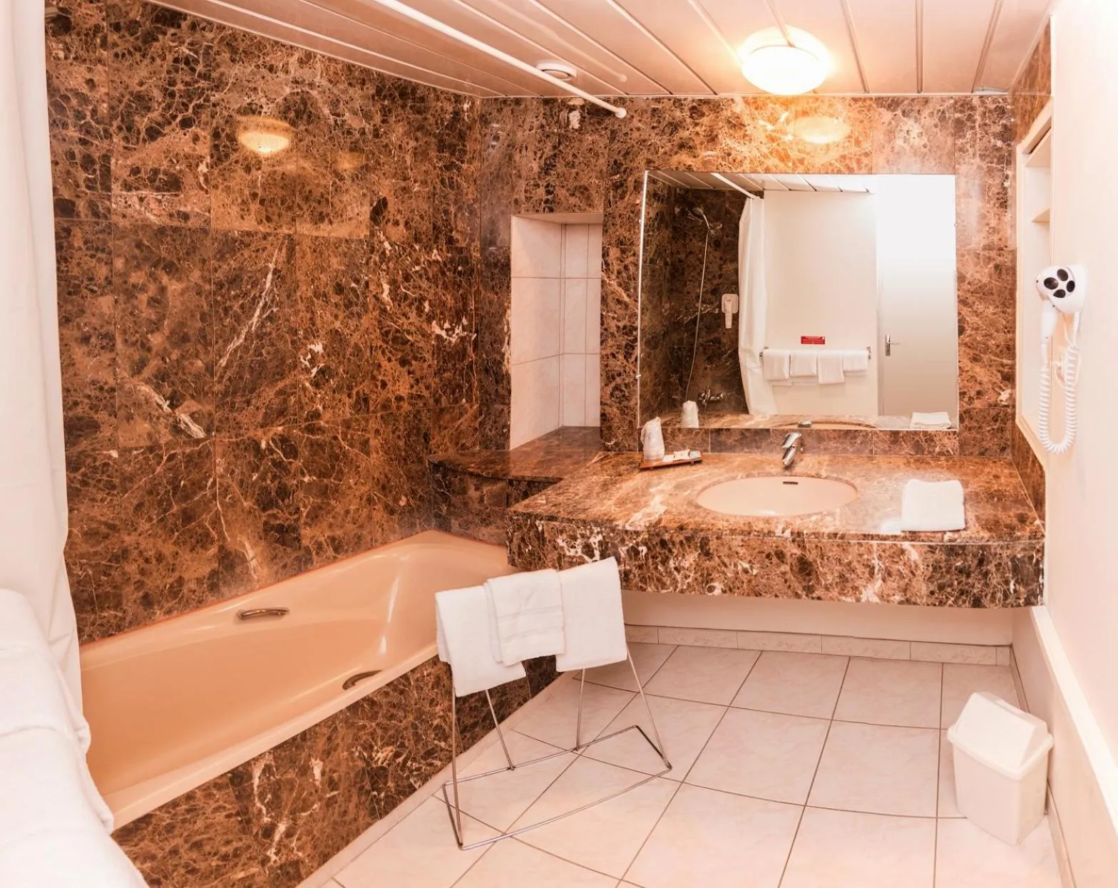 Bathroom in Logis Hôtel Cartier