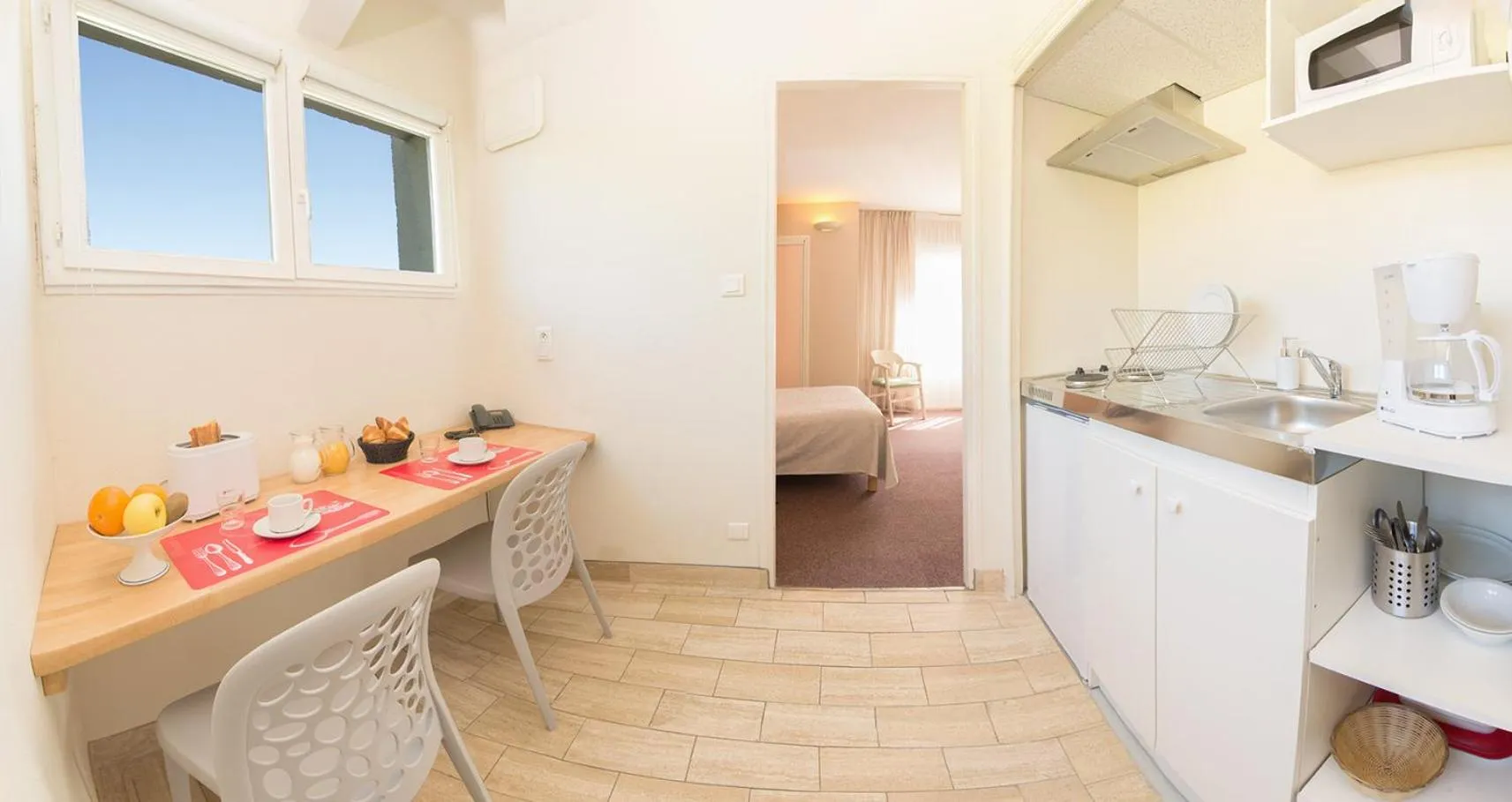 Kitchen or kitchenette in Logis Hôtel Cartier