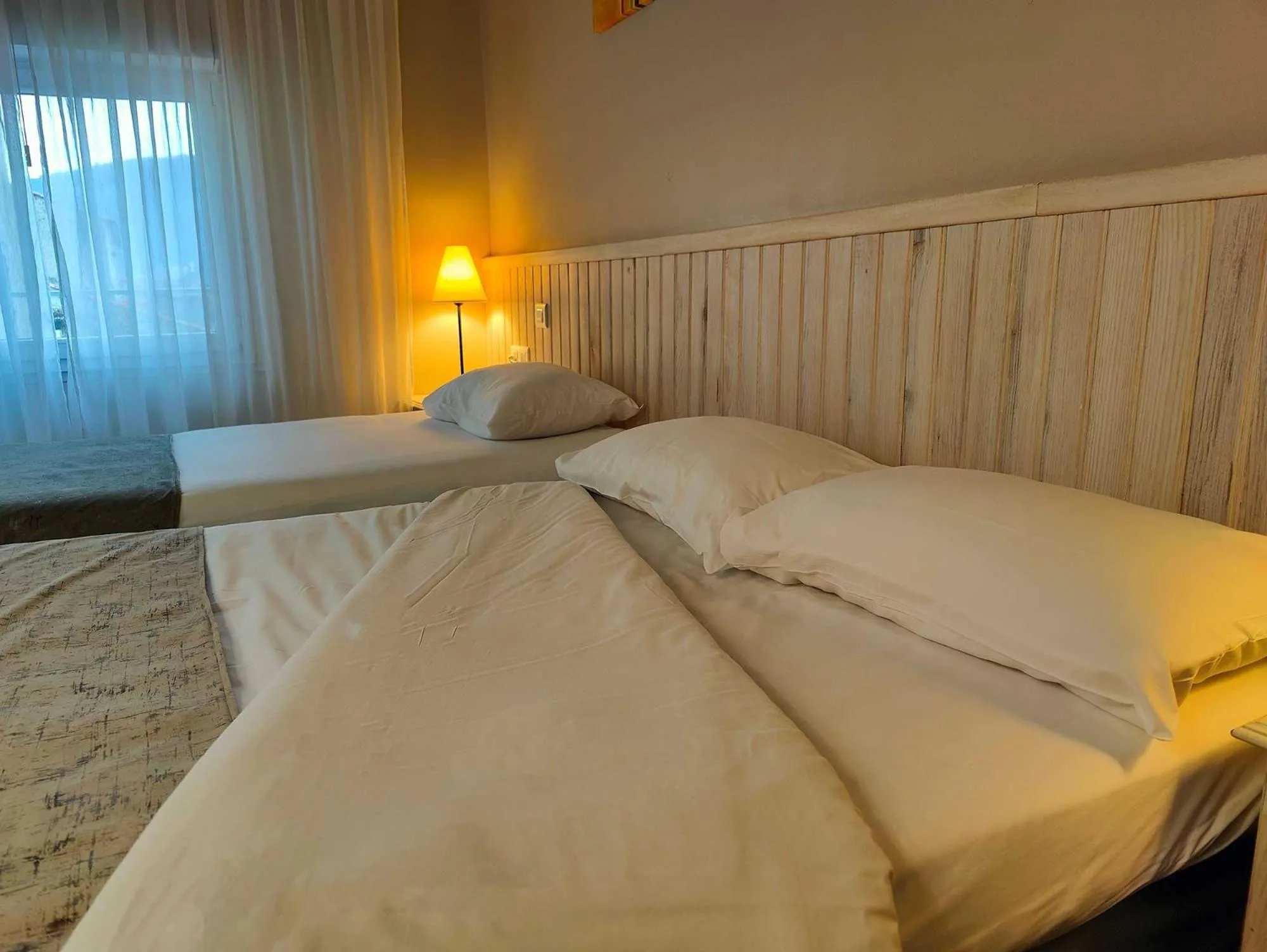 Bed in Logis Hôtel Cartier