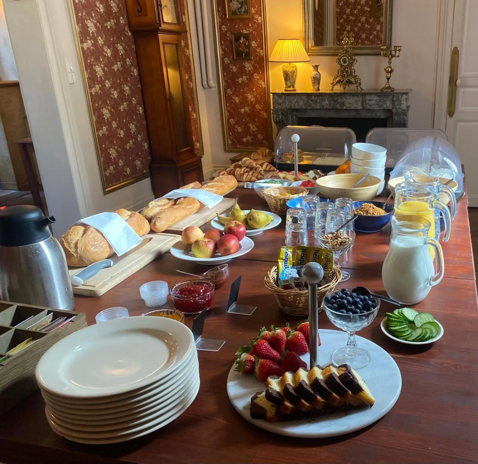 Continental breakfast in Château De La Coutancière