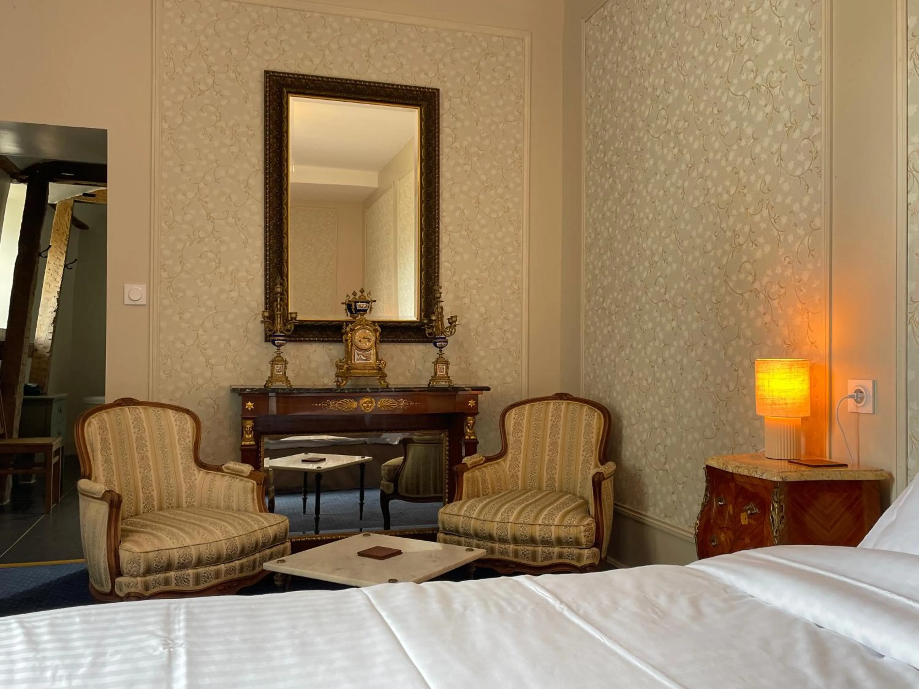 Seating area, Bed in Château De La Coutancière
