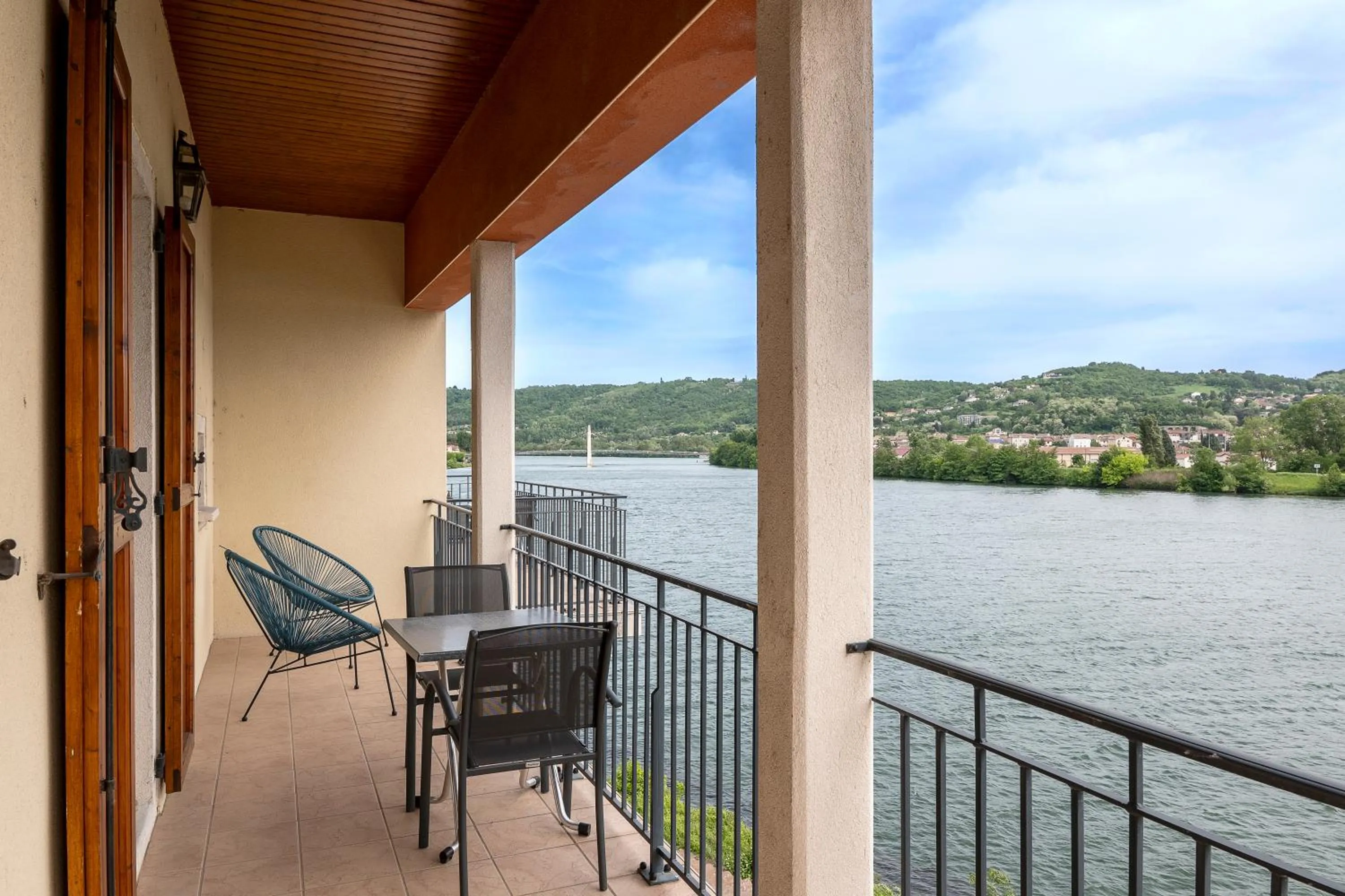 Patio in Hôtel Beau Rivage Condrieu