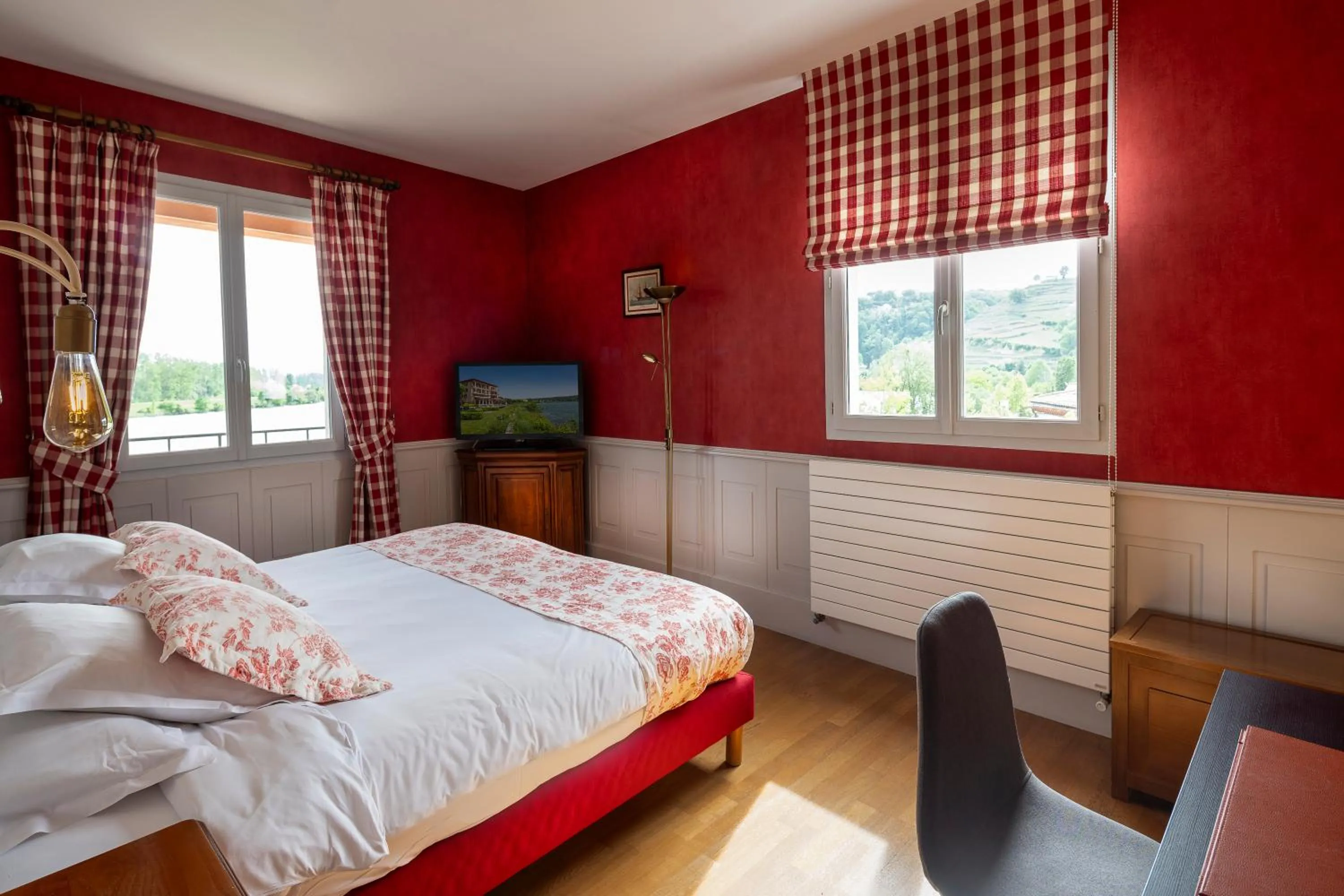 Bed in Hôtel Beau Rivage Condrieu