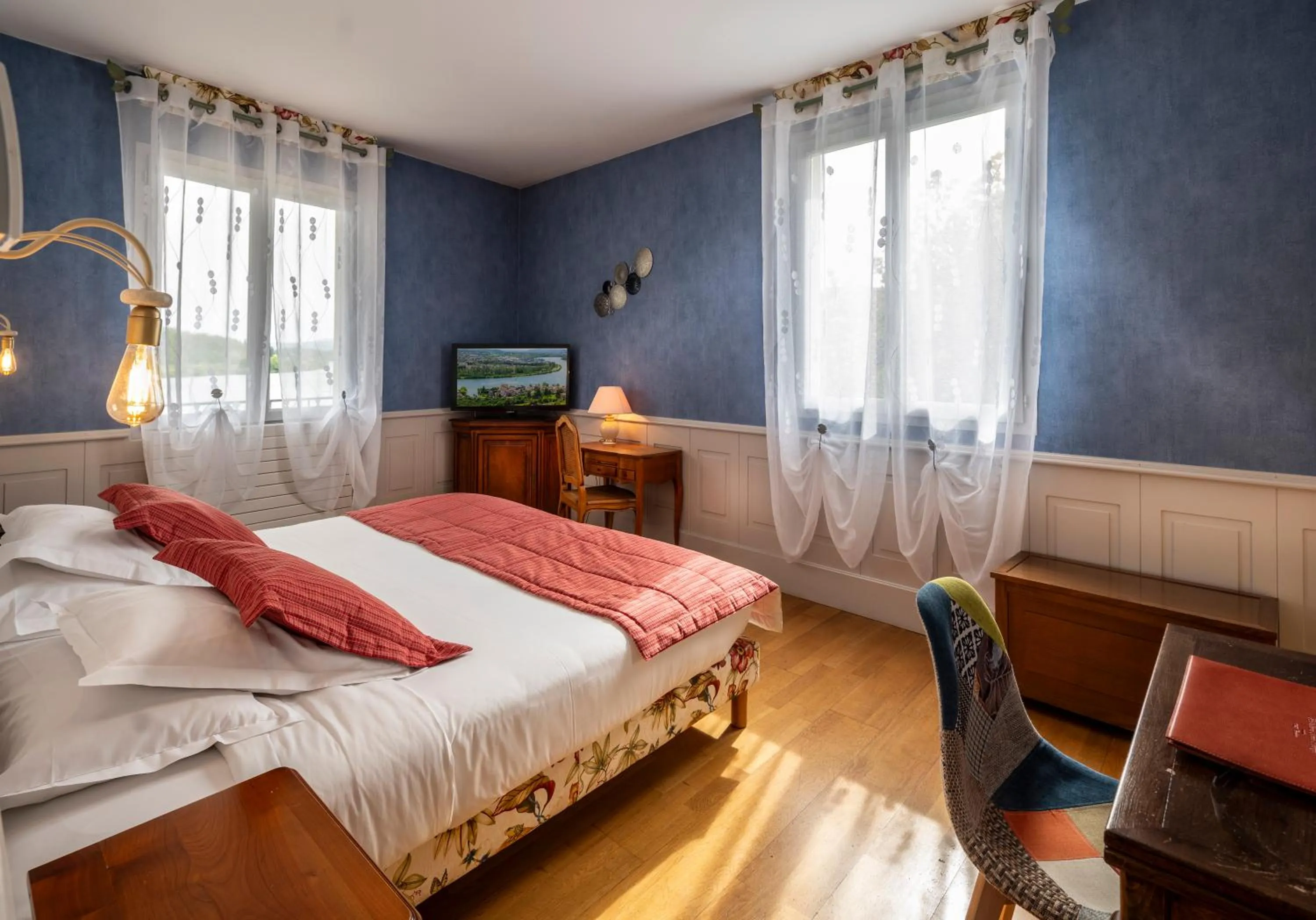 Living room, Bed in Hôtel Beau Rivage Condrieu
