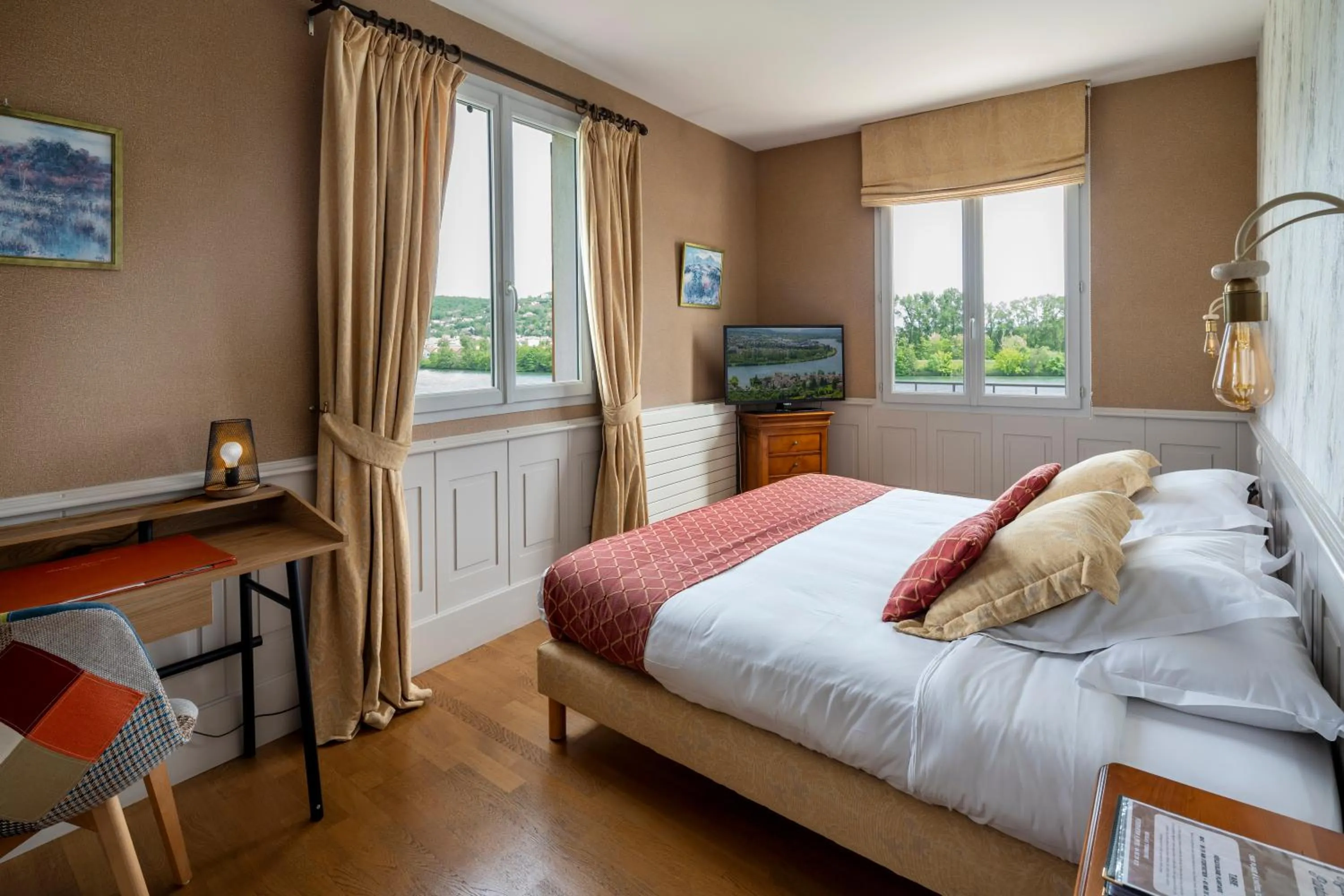 Photo of the whole room, Bed in Hôtel Beau Rivage Condrieu