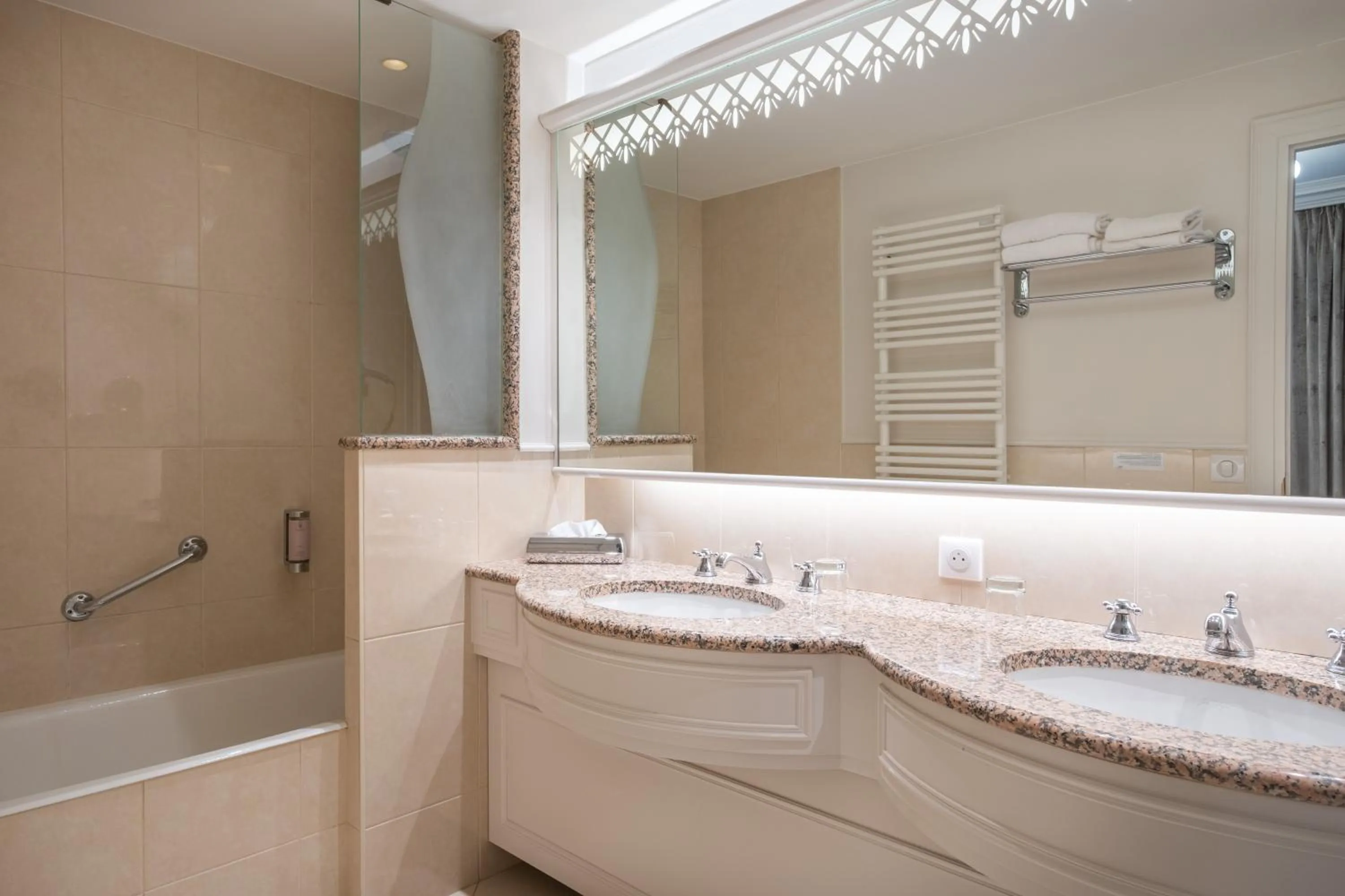 Bathroom in Domaine du Limonay, The Originals Collection