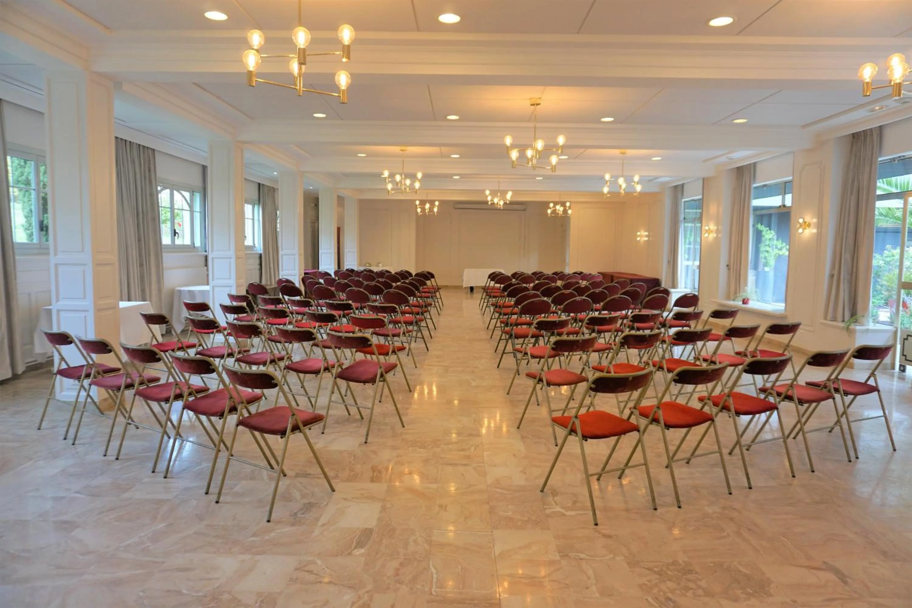 Business facilities in Domaine du Limonay, The Originals Collection