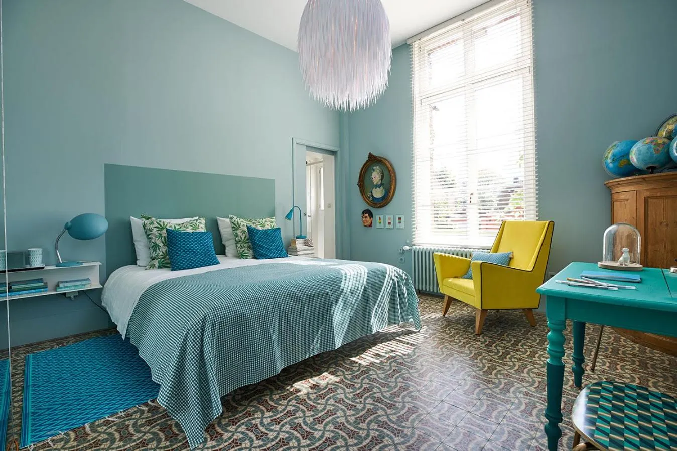 Photo of the whole room, Bed in Queen Christine