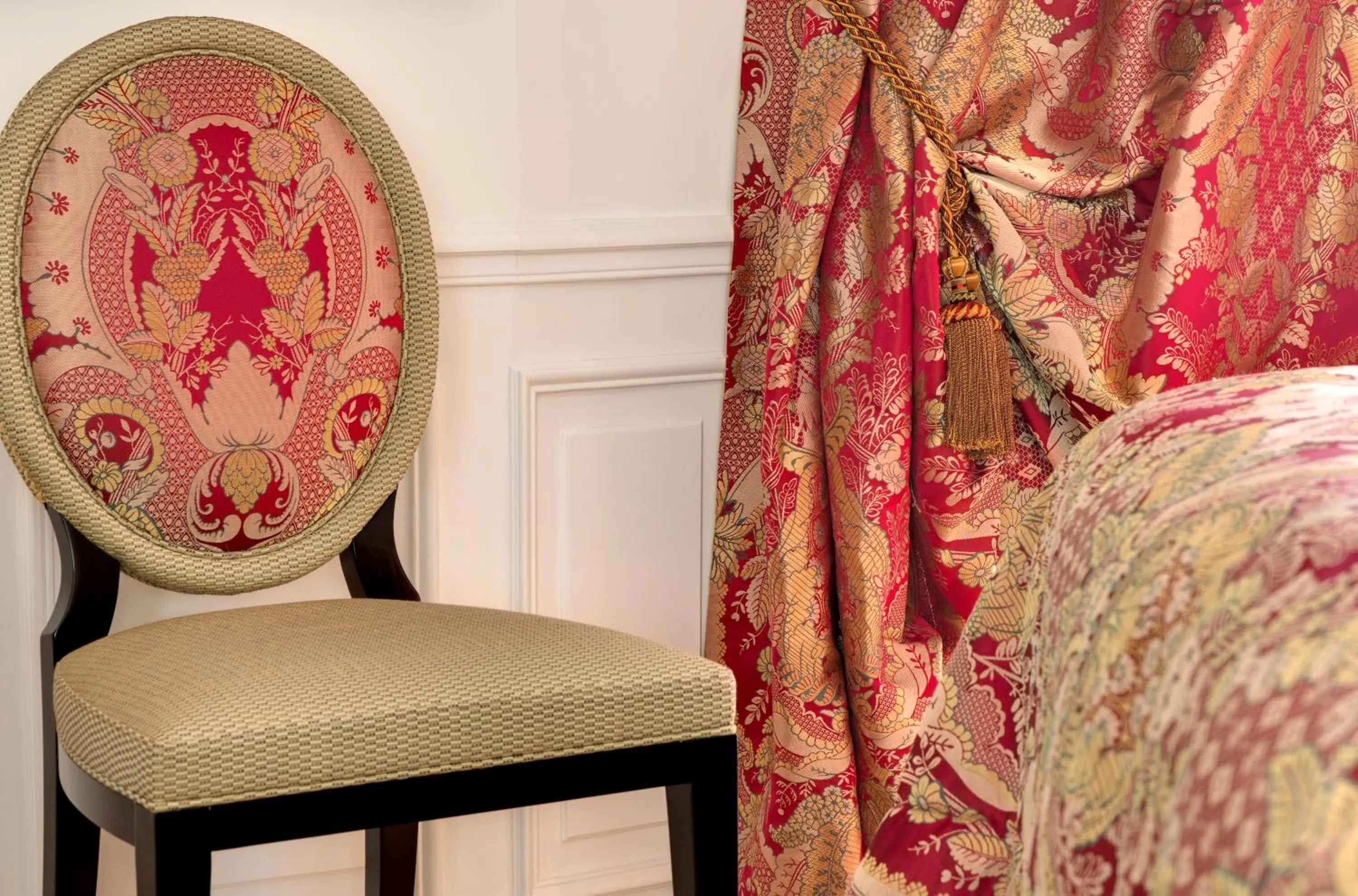 Bed in Hôtel Kleber Paris & Spa