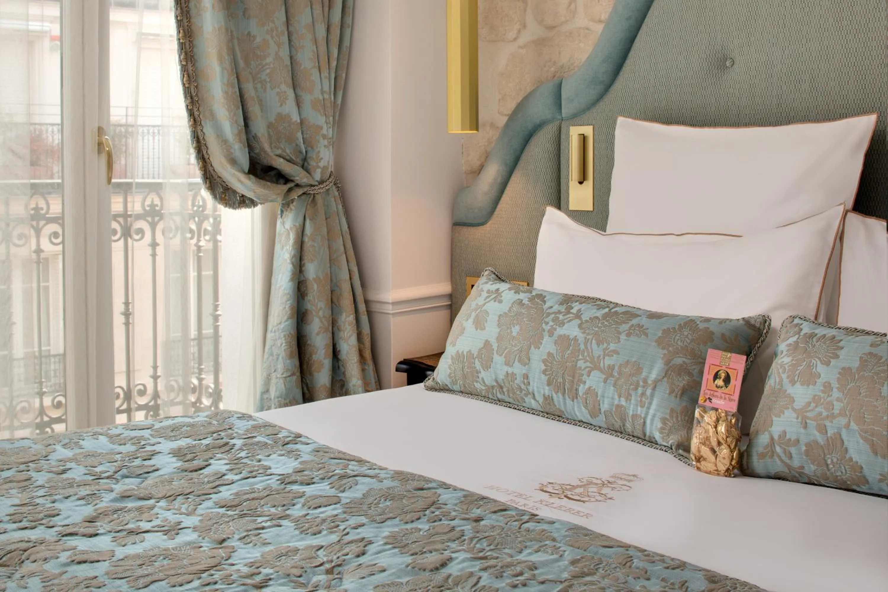 Bed in Hôtel Kleber Paris & Spa