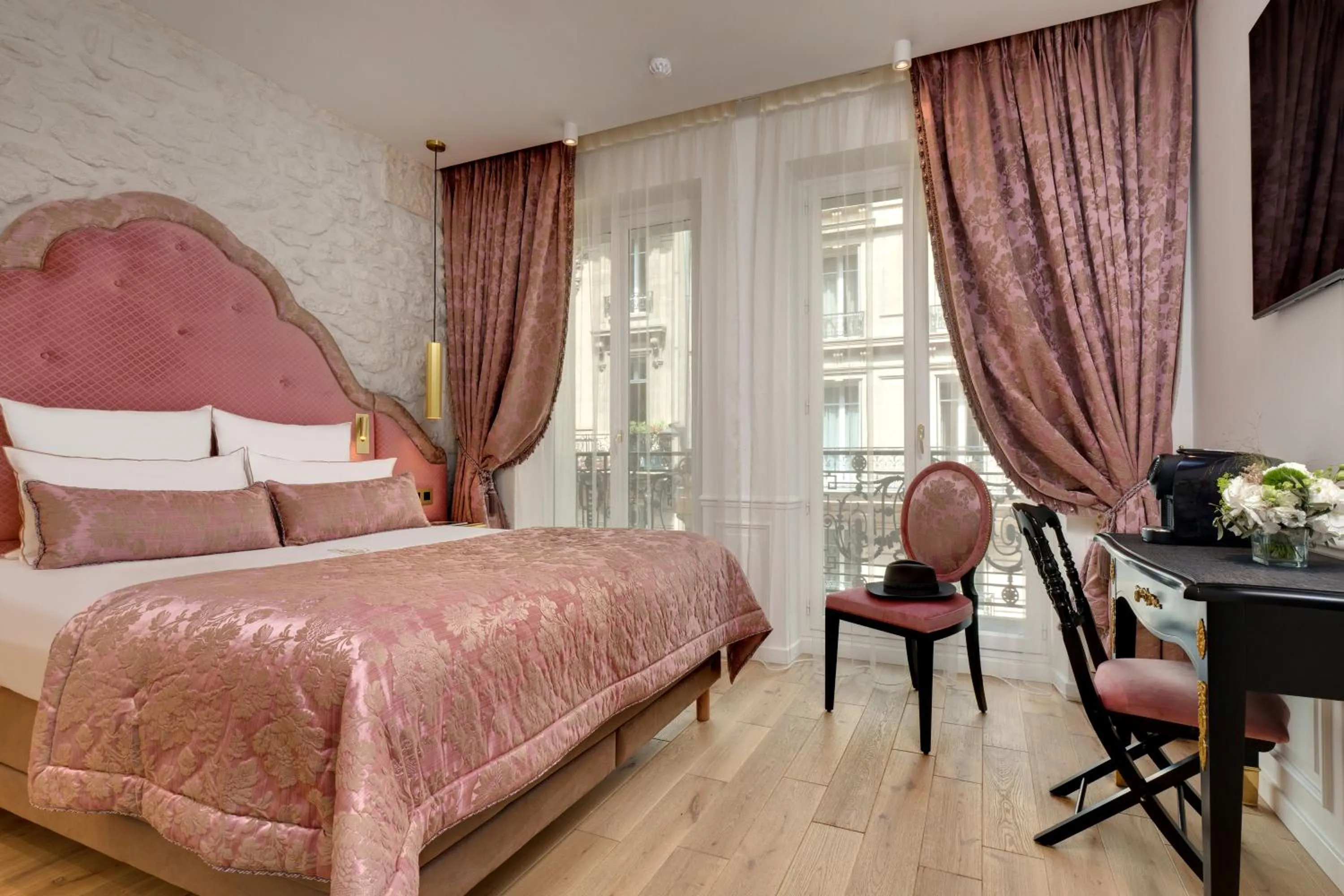 Bed in Hôtel Kleber Paris & Spa