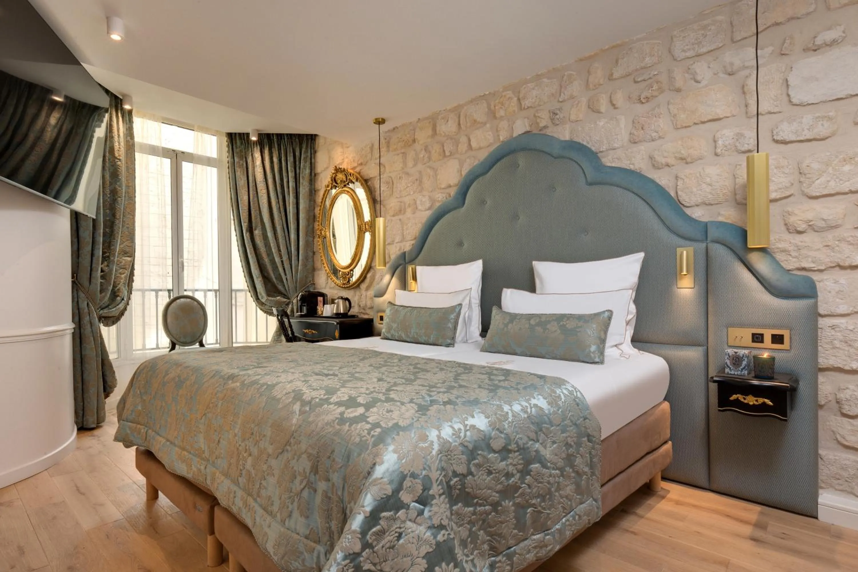 Bed in Hôtel Kleber Paris & Spa