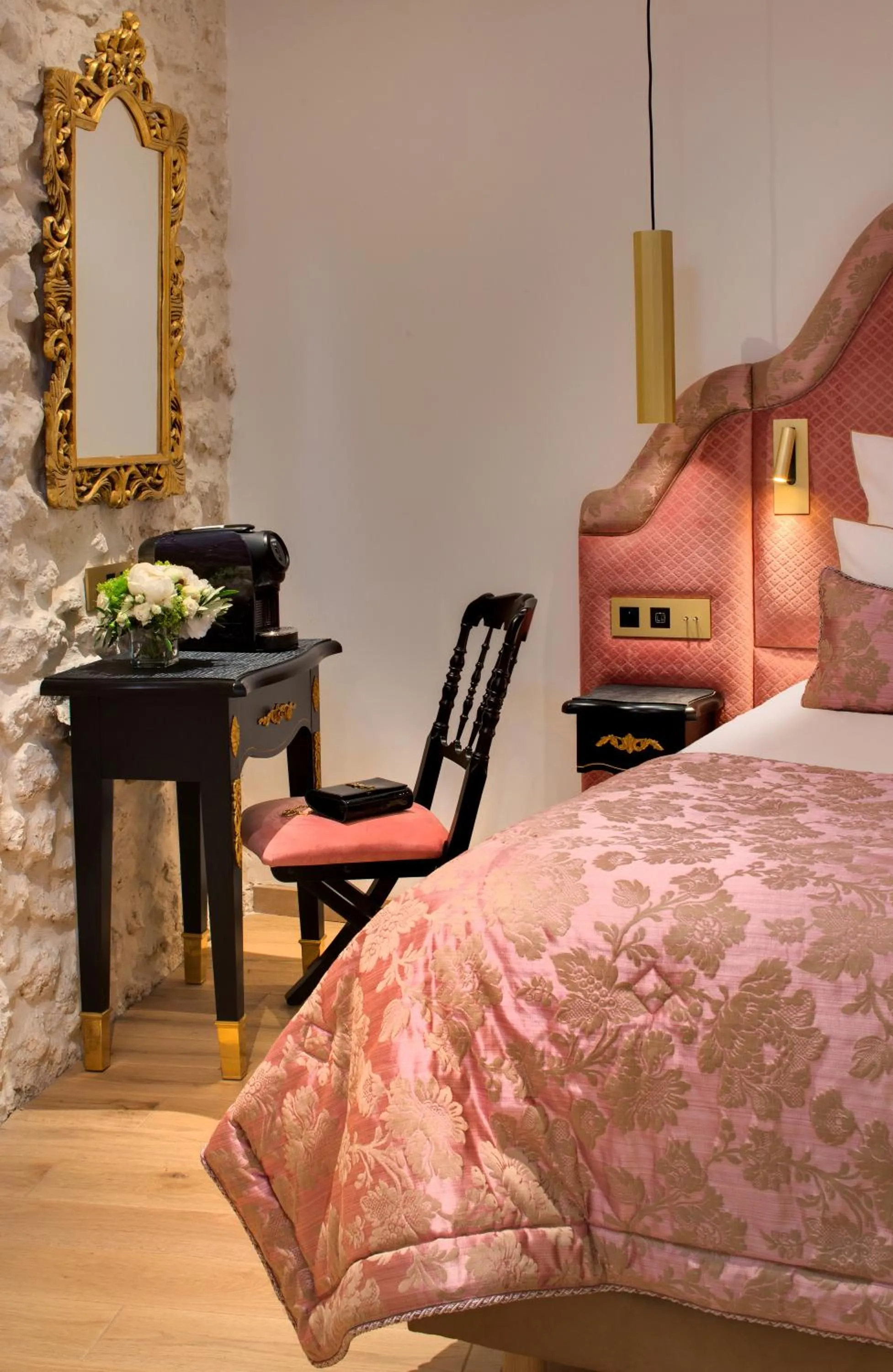 Bed in Hôtel Kleber Paris & Spa