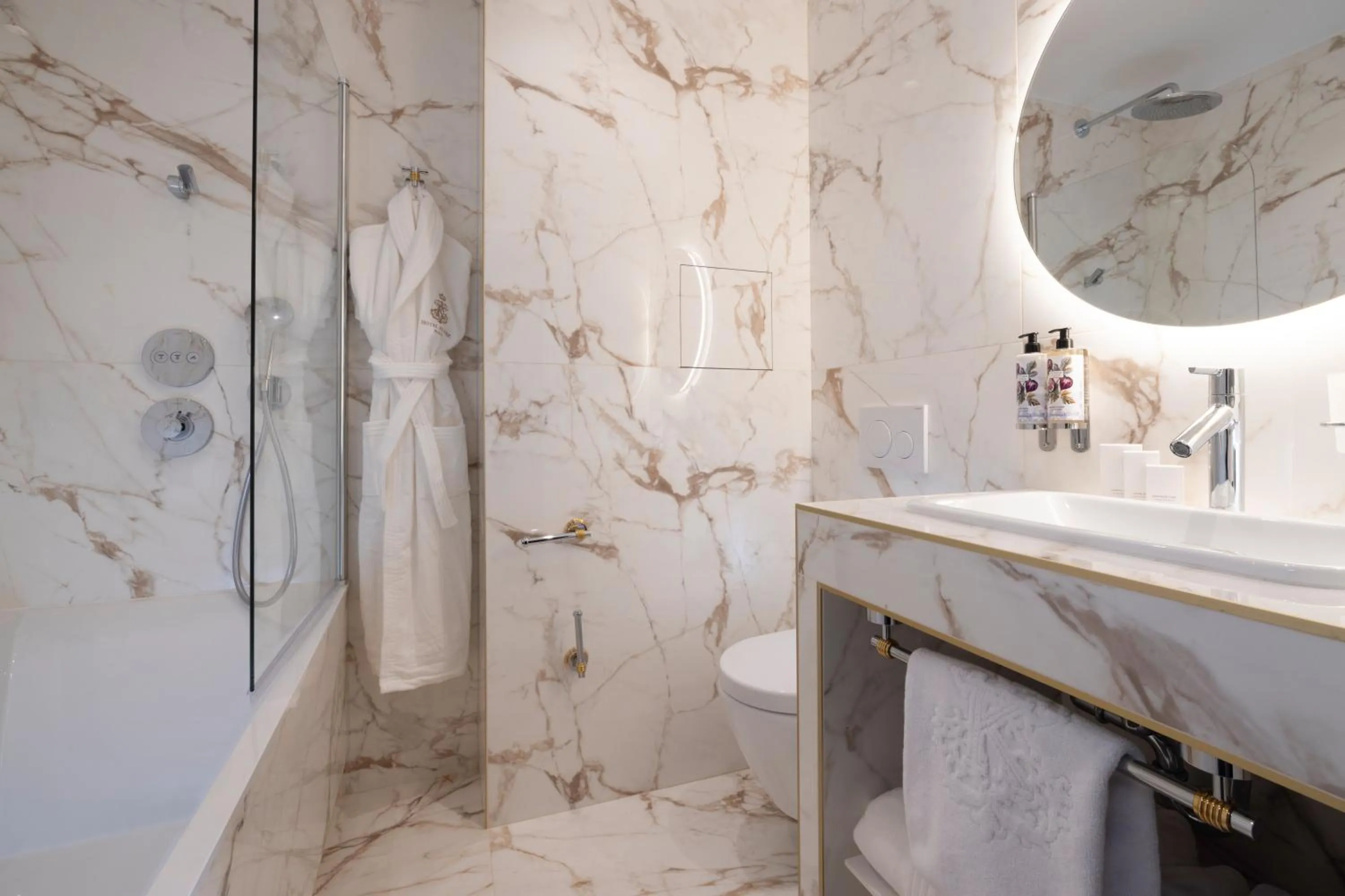 Shower in Hôtel Kleber Paris & Spa