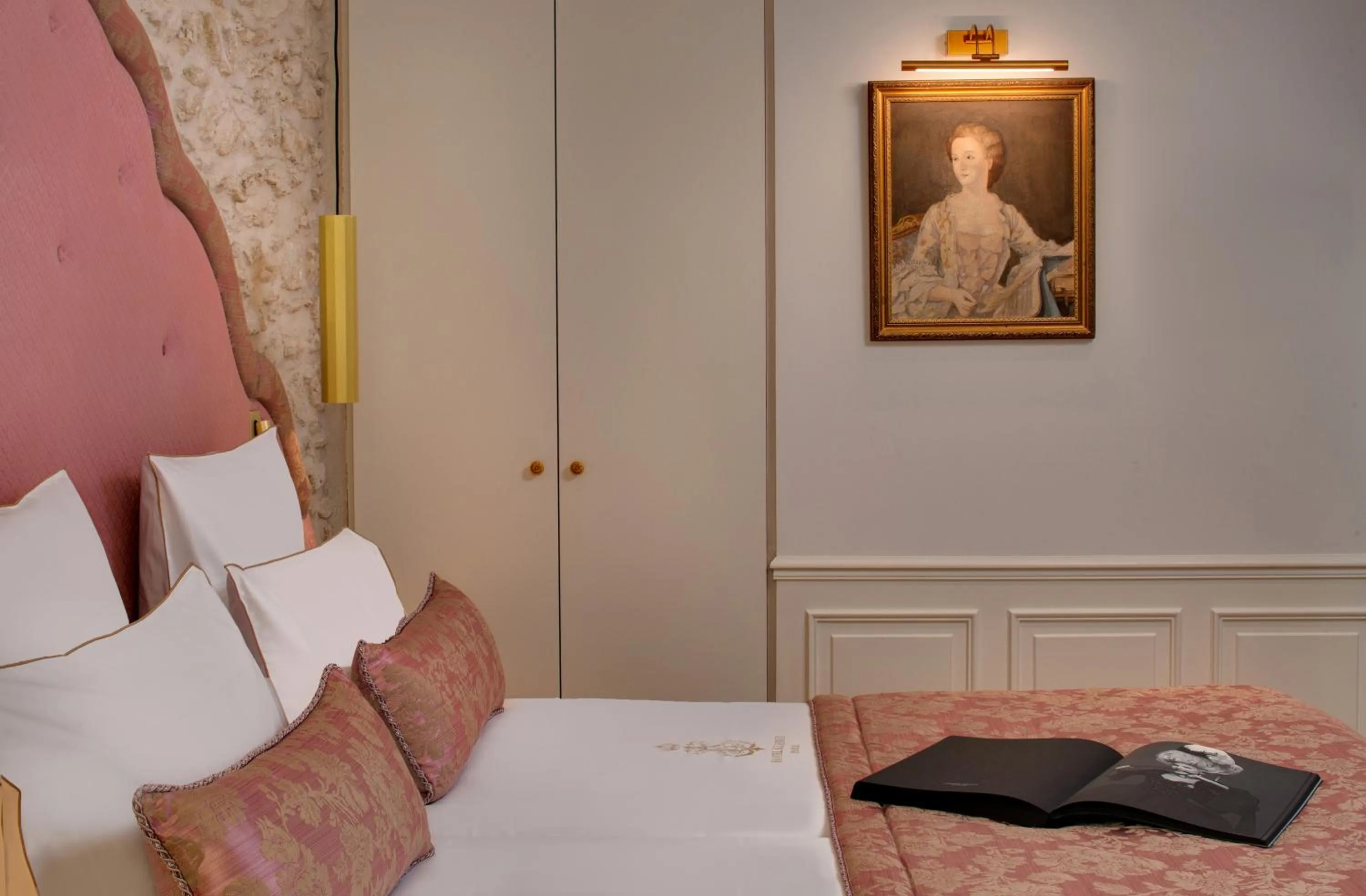 Bed in Hôtel Kleber Paris & Spa