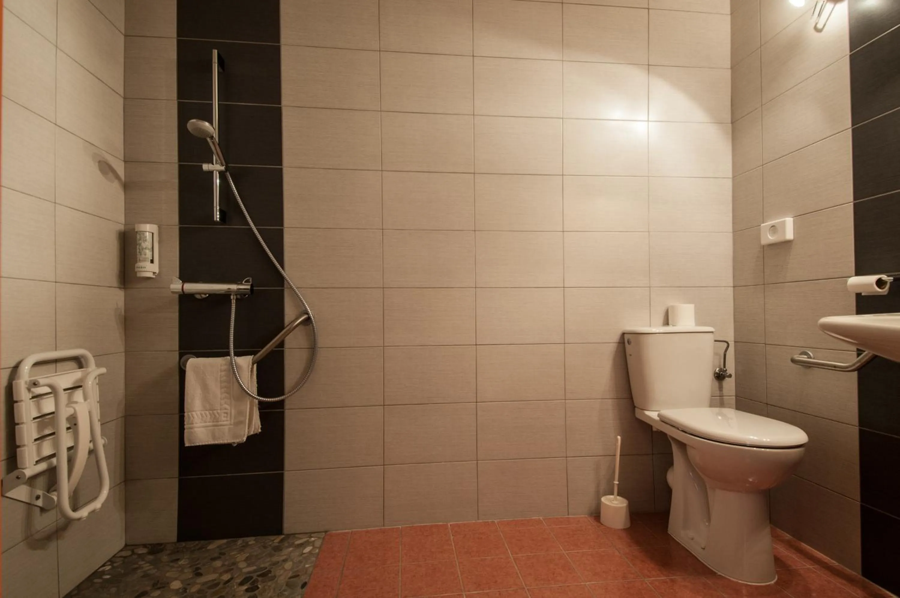 Shower in Brit Hotel Florimont