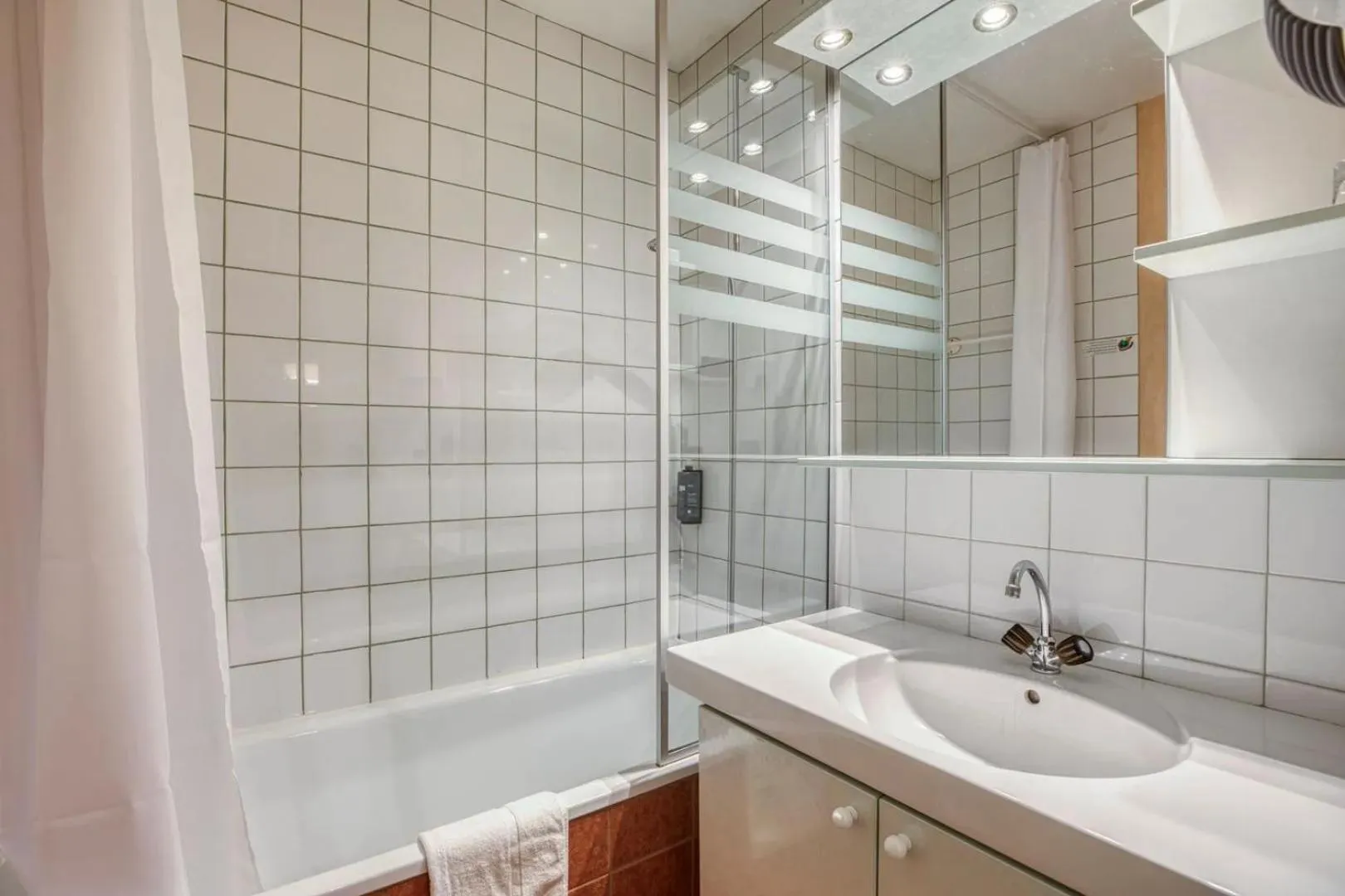 Bathroom in Brit Hotel Florimont