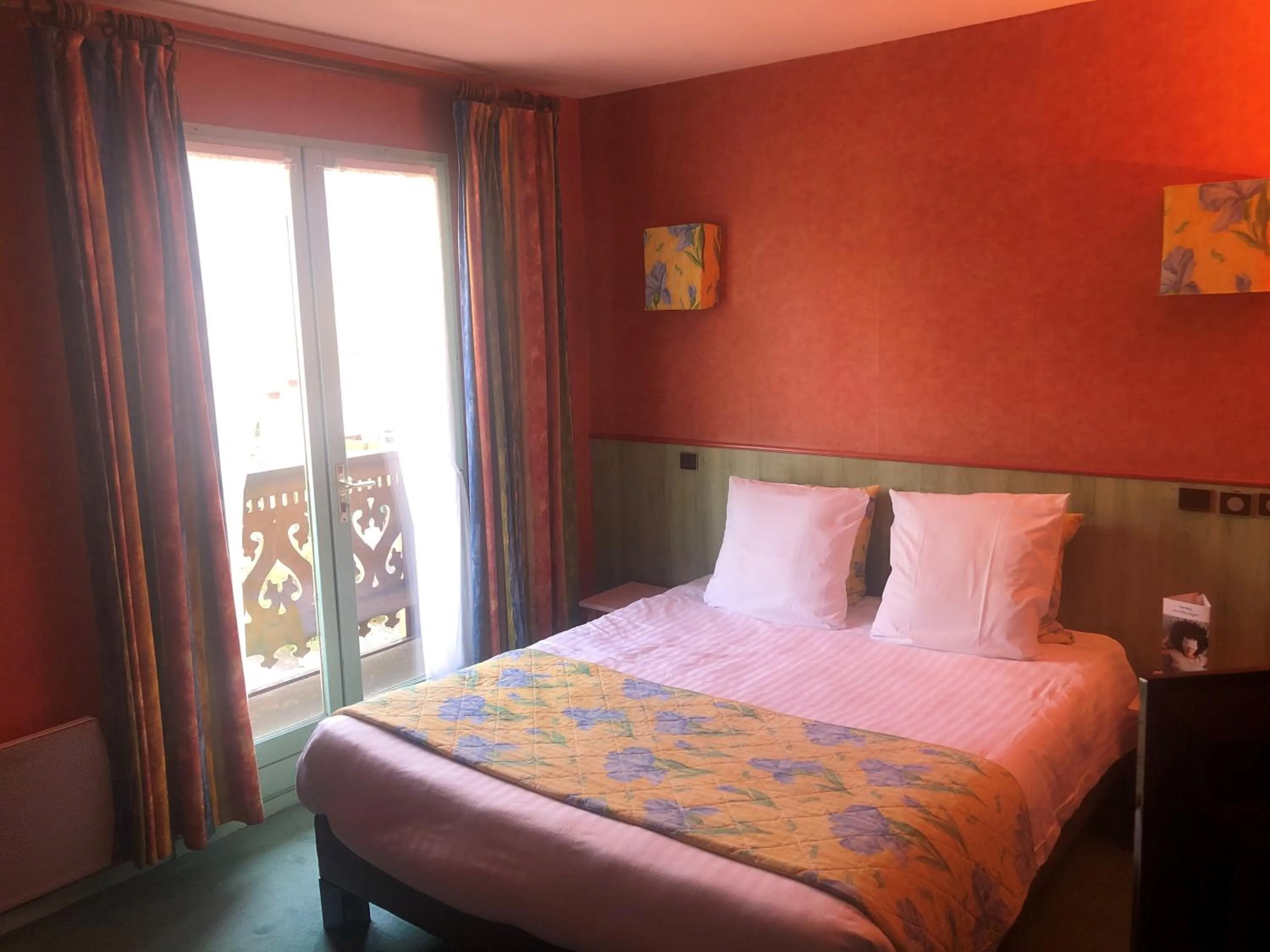 Bed in Brit Hotel Florimont