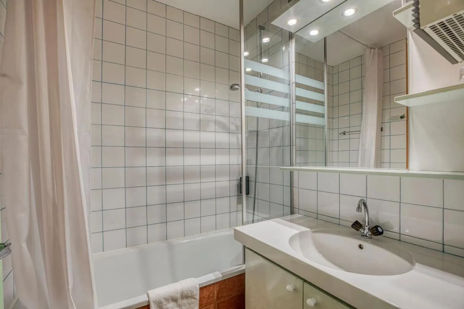 Bathroom in Brit Hotel Florimont