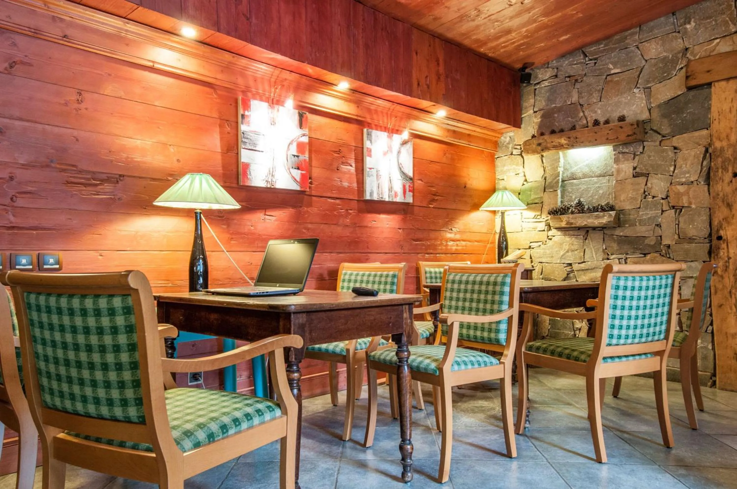 Lounge or bar in Brit Hotel Florimont