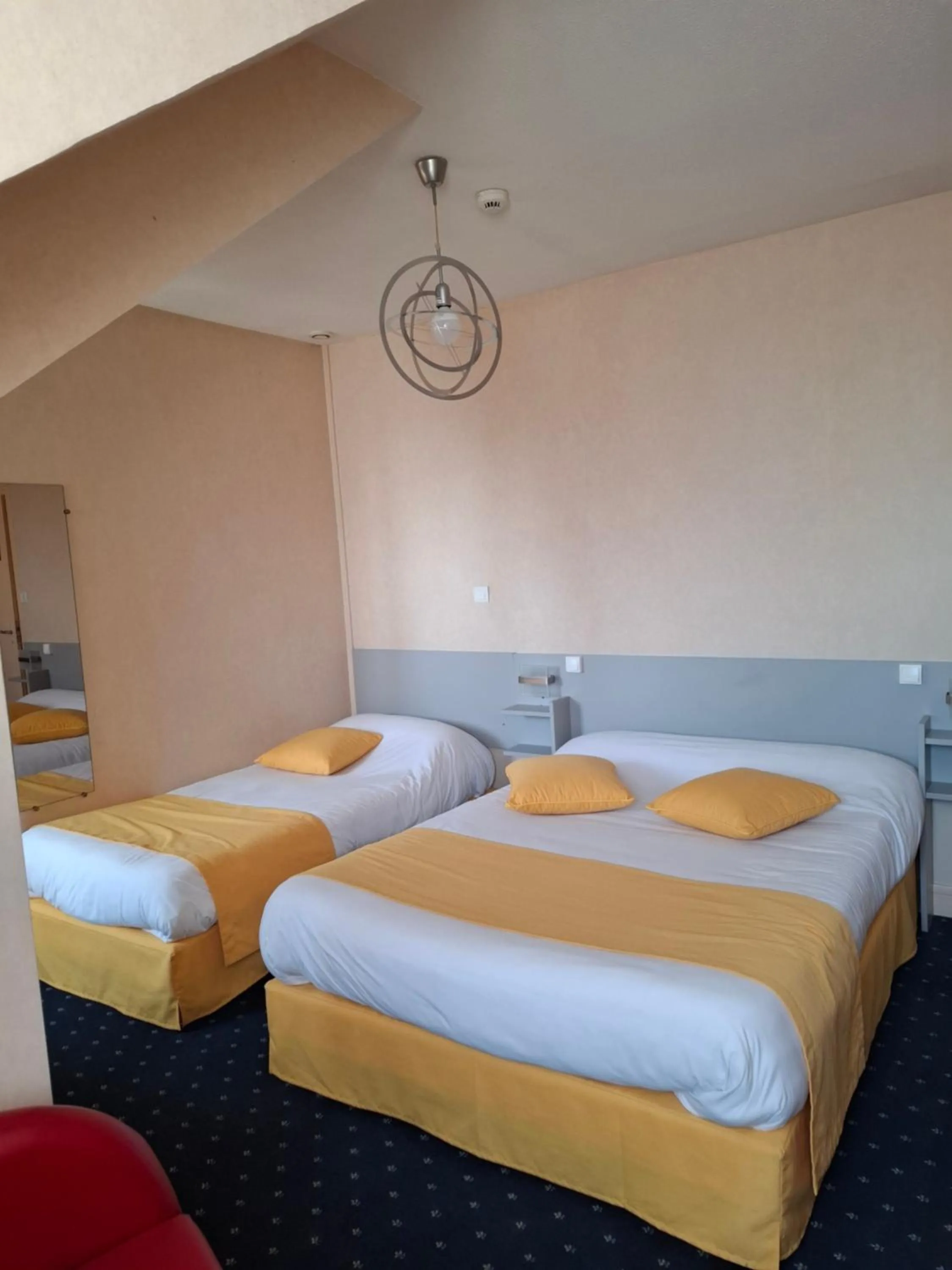 Bed in Logis Hôtel & Restaurant de la Barque