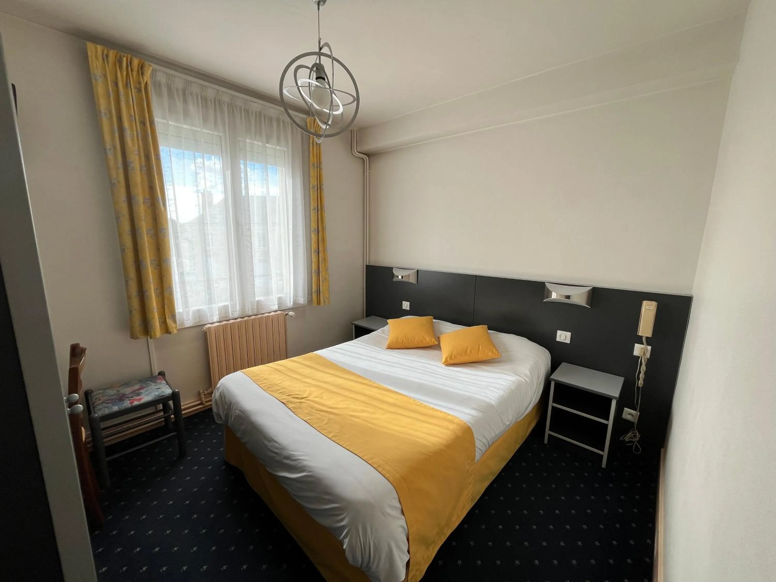 Bed in Logis Hôtel & Restaurant de la Barque