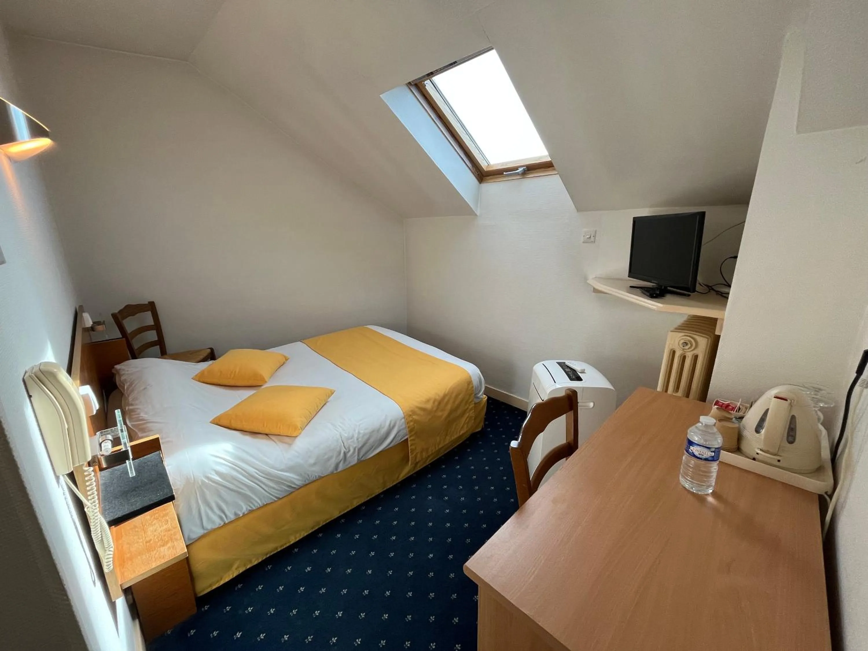 Bed in Logis Hôtel & Restaurant de la Barque