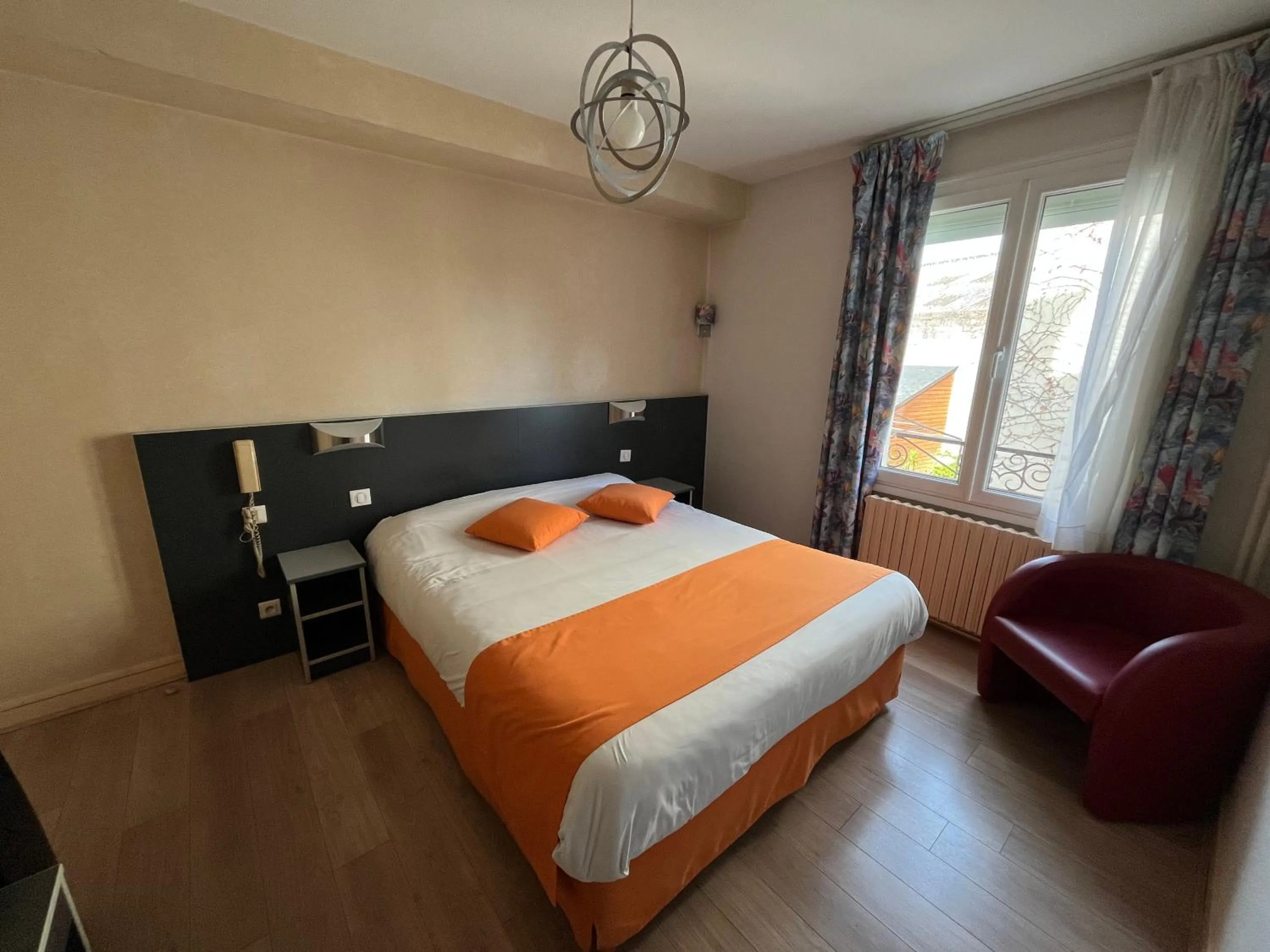 Bed in Logis Hôtel & Restaurant de la Barque