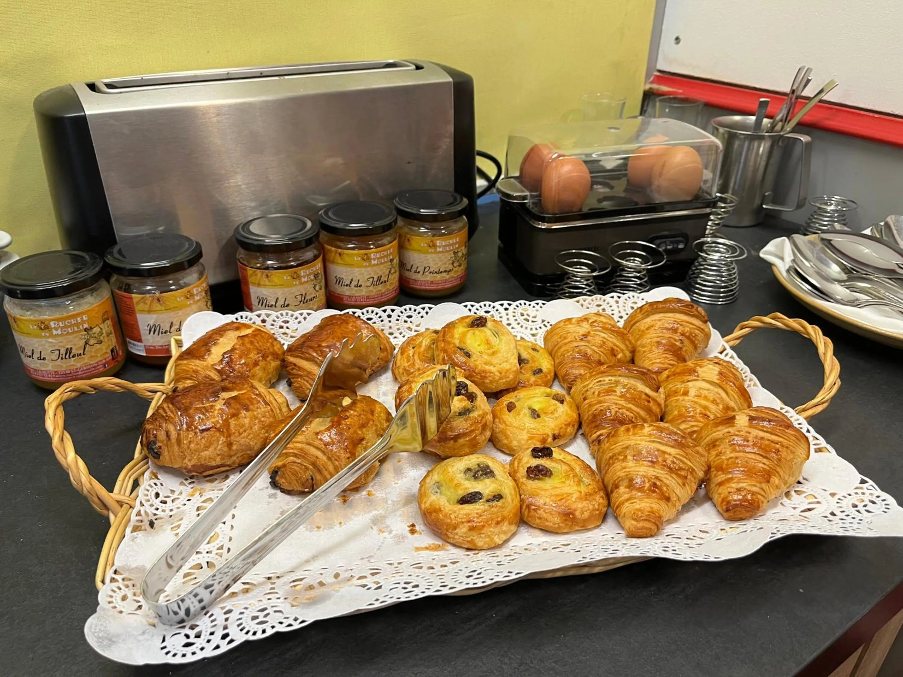 Breakfast in Logis Hôtel & Restaurant de la Barque