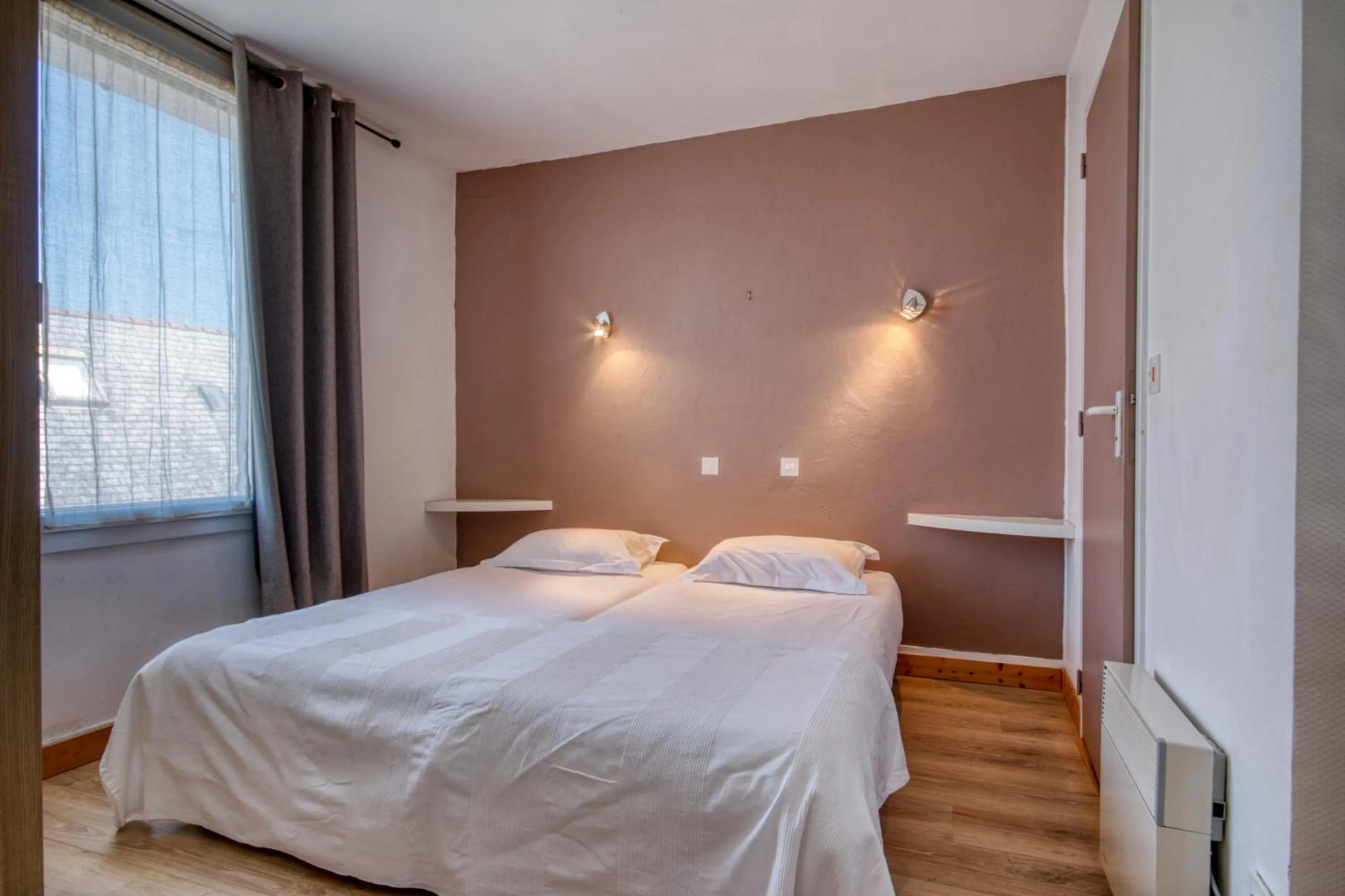 Bed in Logis Le Relais Marine