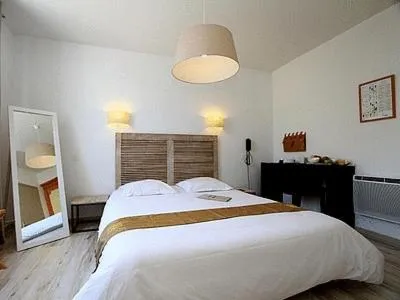 Photo of the whole room, Bed in Logis Le Relais Marine