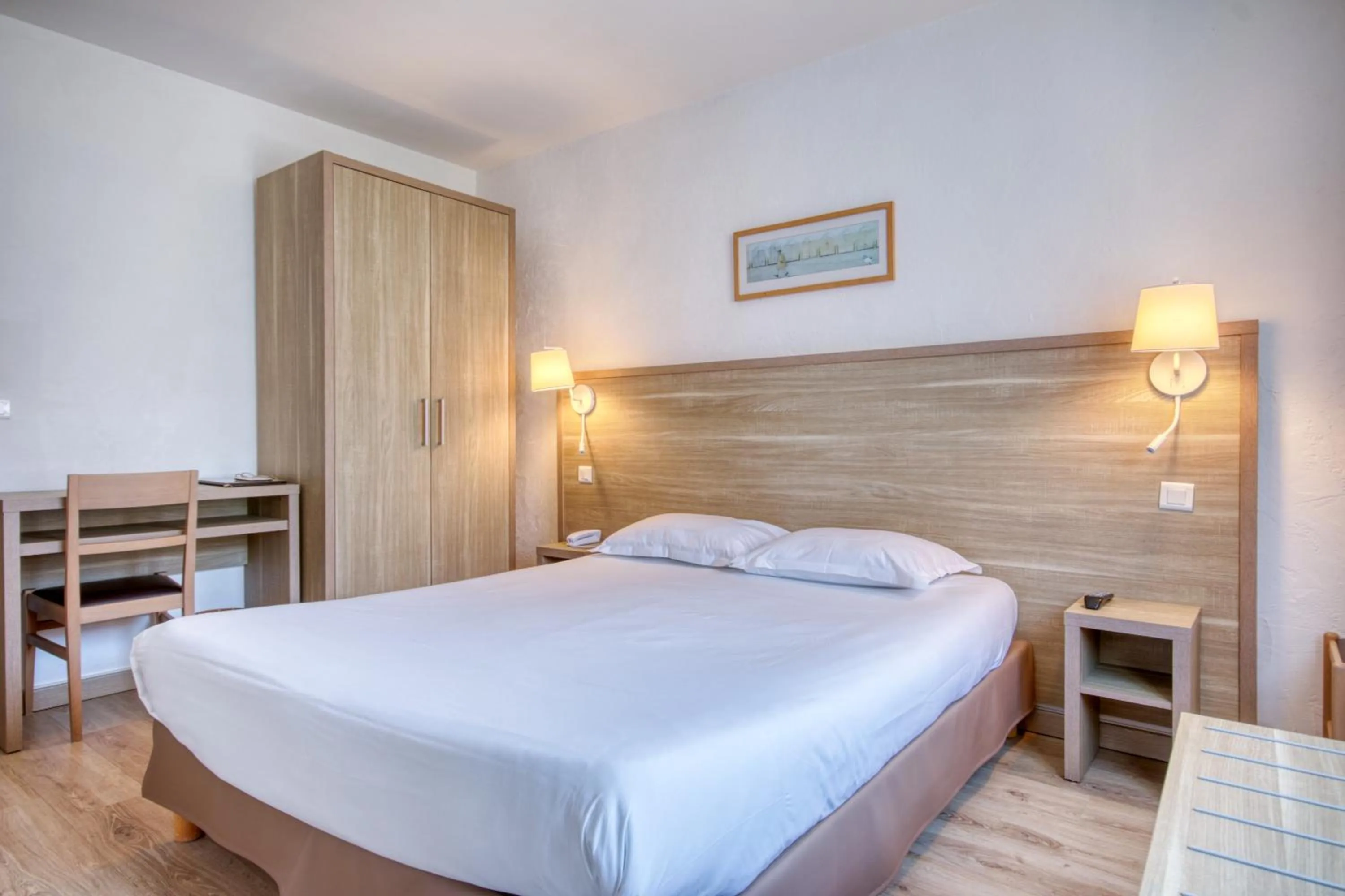 Bed in Logis Le Relais Marine