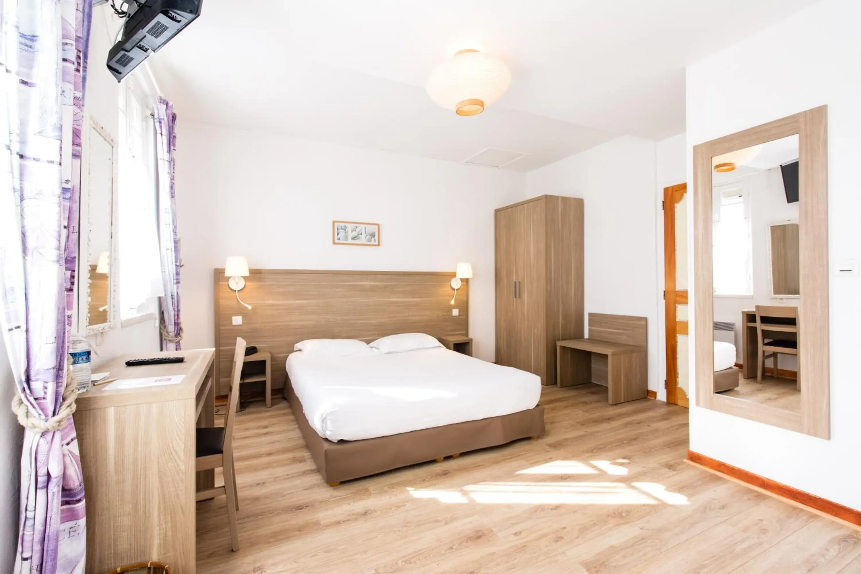 Superior Double Room in Logis Le Relais Marine Superior Double Room in Logis Le Relais Marine